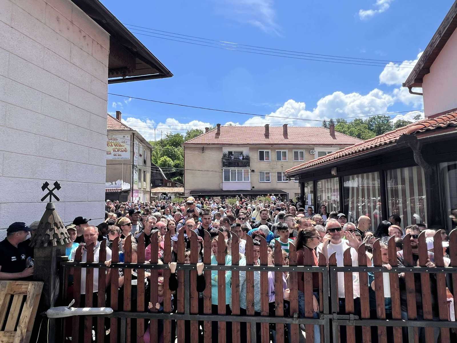 Százak várnak reménykeltő szavakra. | Fotó: Maszol