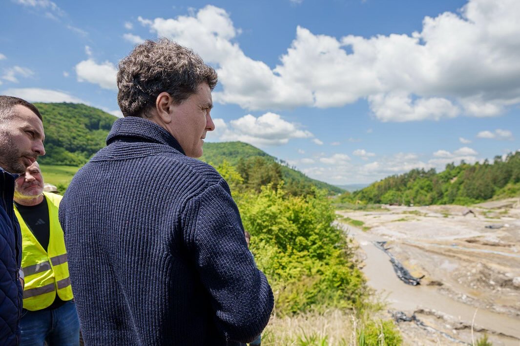 Nicușor Dan államelnök Parajdra látogatott szombaton, majd Háromszékre az árvíz sújtotta Kökösbácstelekre. | Fotó forrása: Nicușor Dan Facebook-oldala