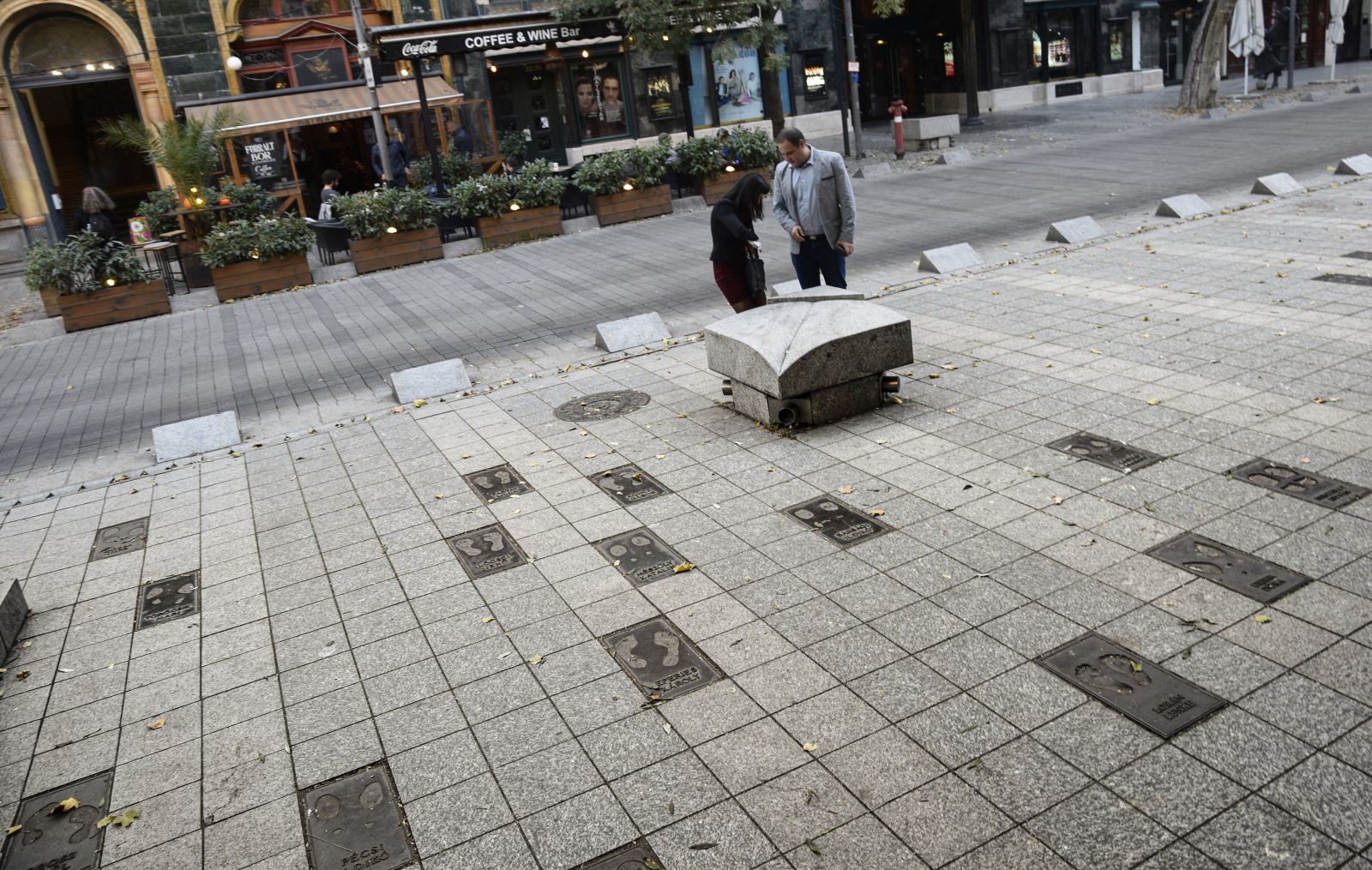 A Halhatatlanok Társulata Örökös tagjainak lábnyomát az idők végezetéig őrzi a Nagymező utca, a „pesti Broadway”. 