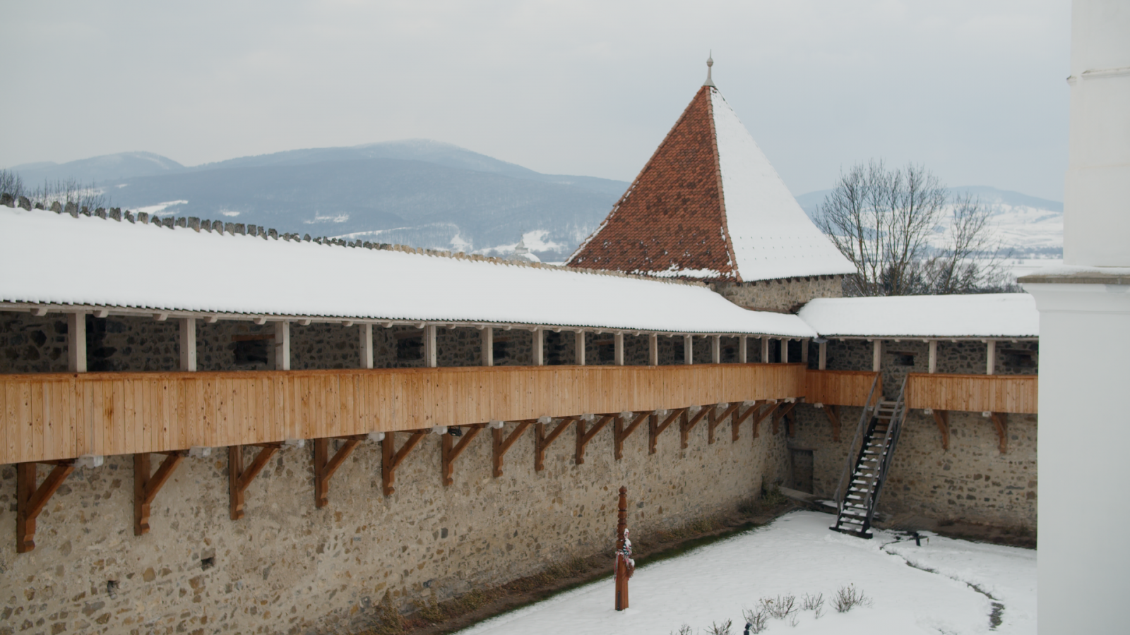 A várfal a védelmet szolgálta.