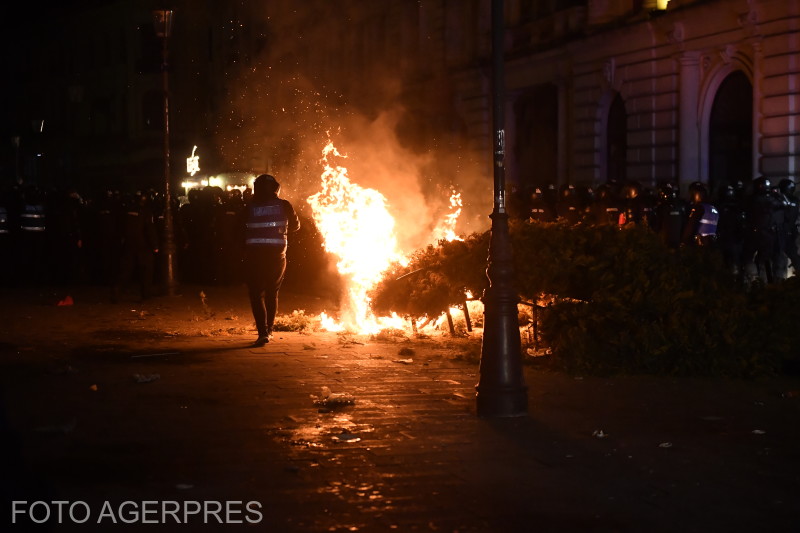 Rendőrségi források szerint AUR-képviselők is voltak a tüntetők között | Fotó: Agerpres