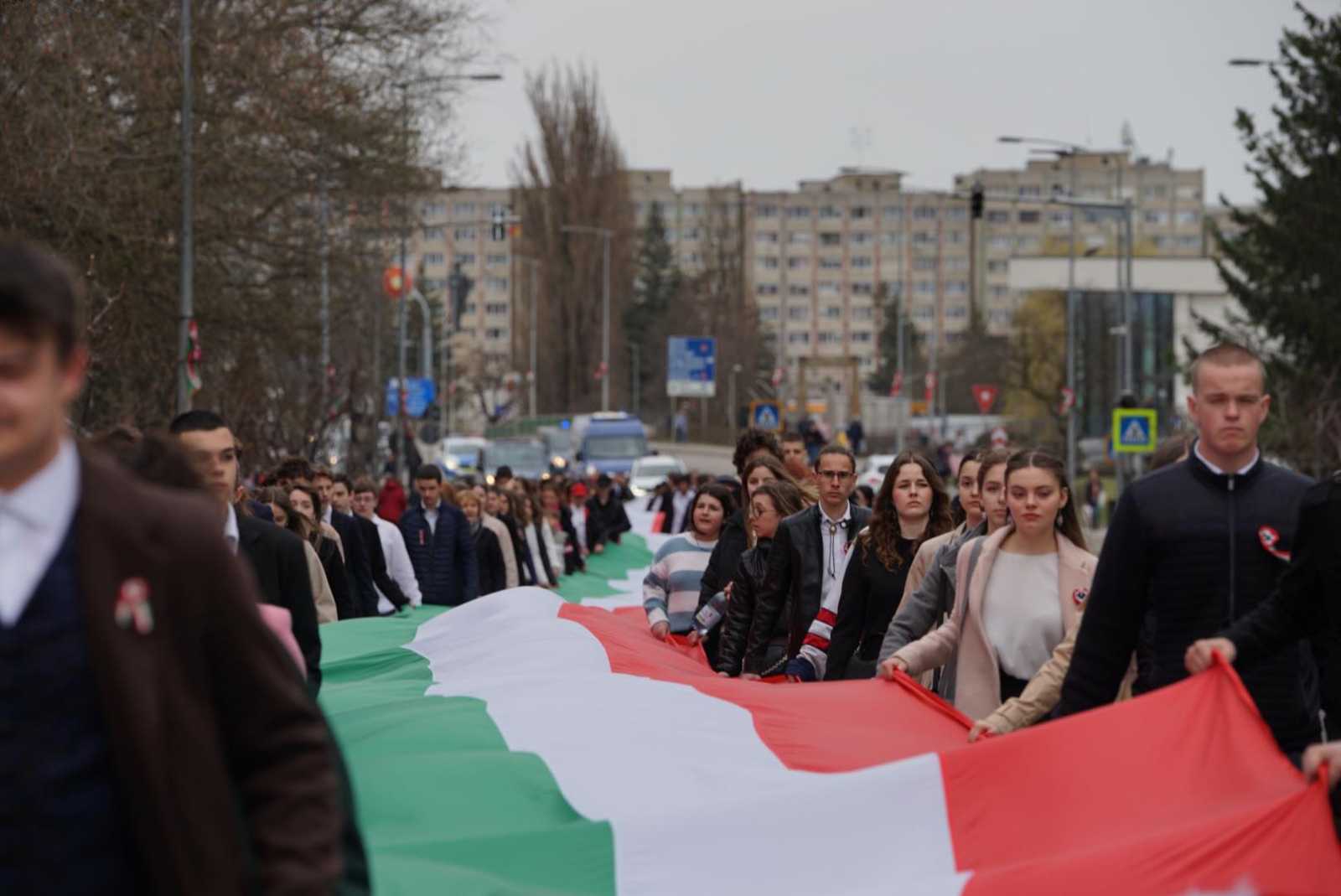 Az óriás zászlós felvonulás az egyik leglátványosabb eleme a napnak | Fotó: Hidvéghi Balázs/Facebook