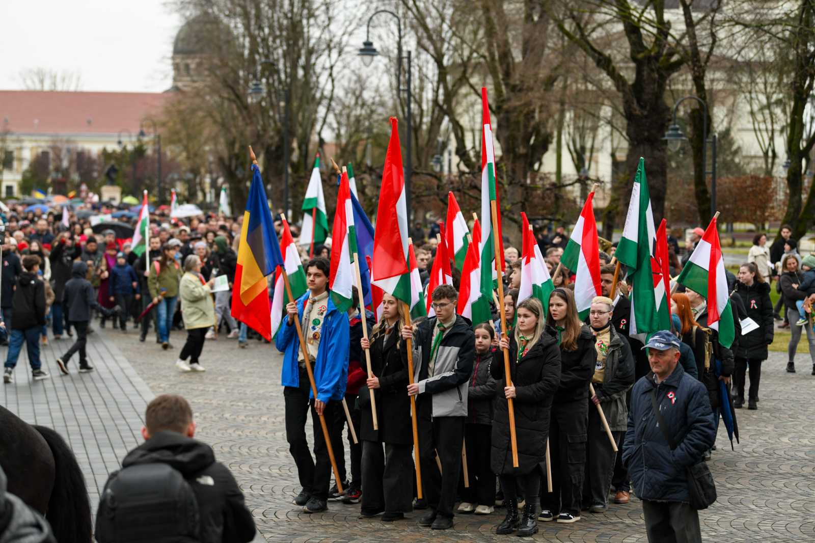 Ünneplőben a fiatalok.