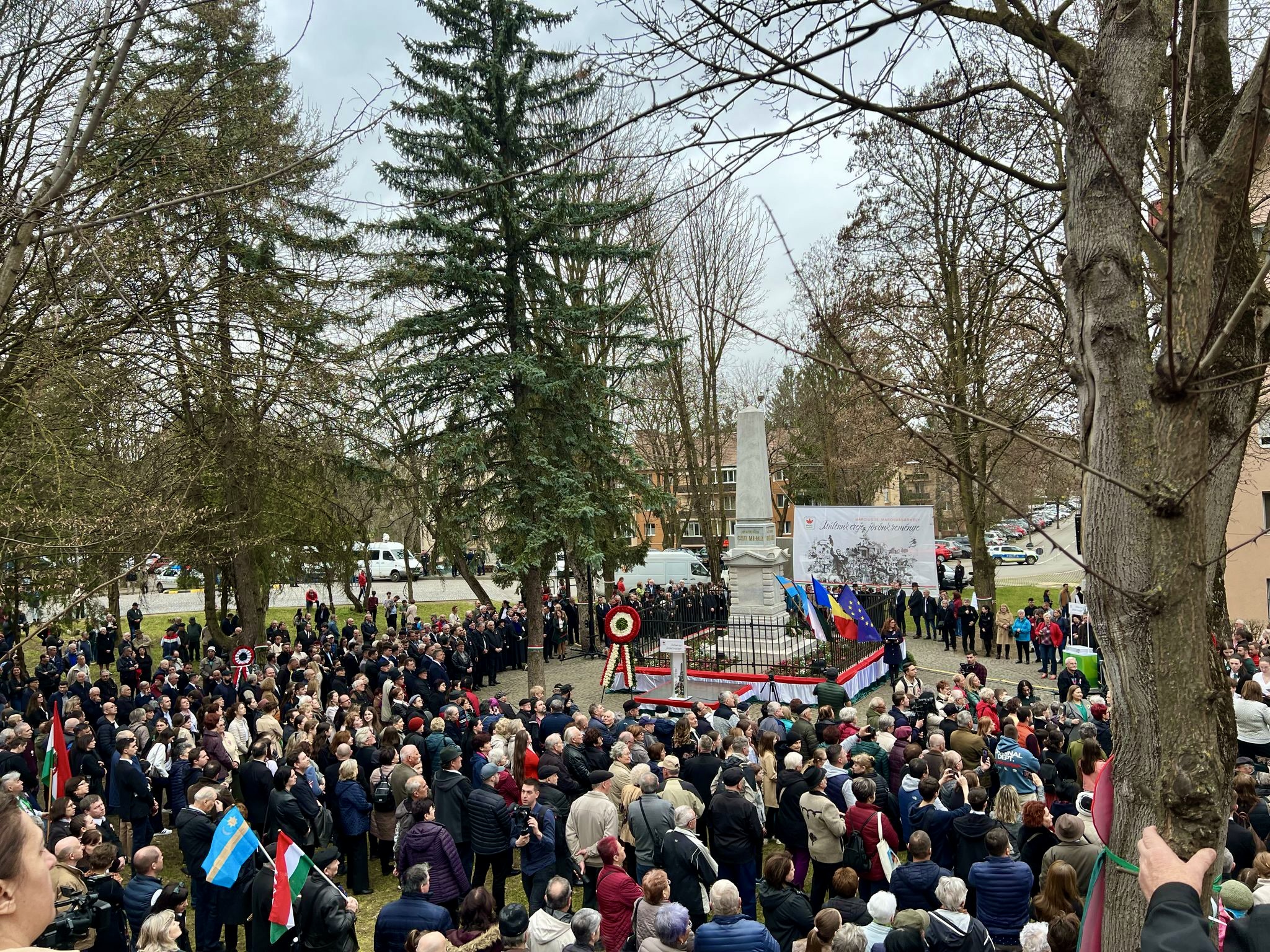 A marosvásárhelyi Postaréten több százan vettek részt a Maros megyei RMDSZ által szervezett rendezvényen |A szerző felvétele