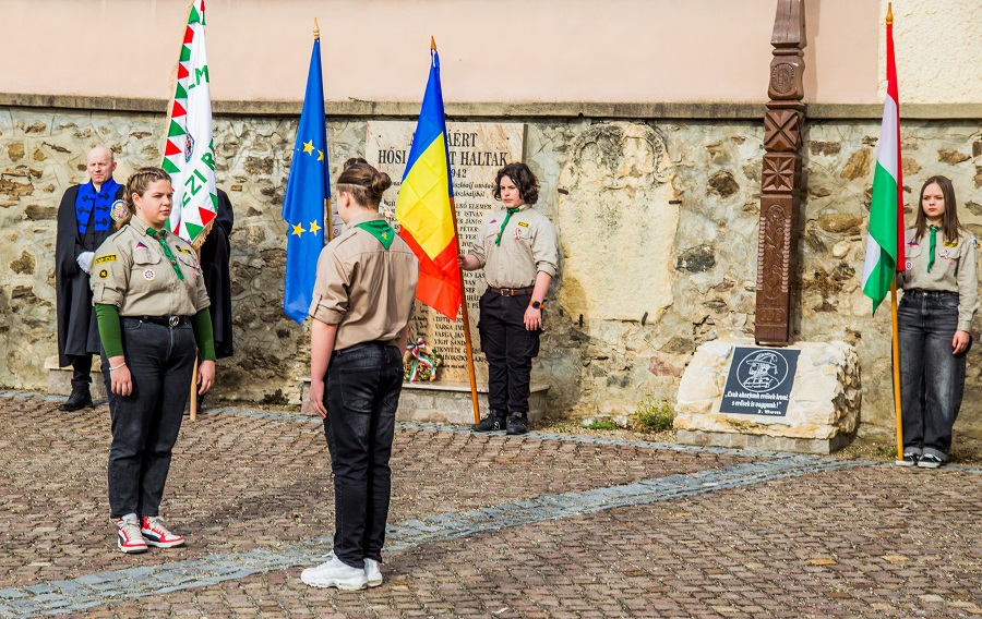 Megkoszorúzták a  Bem József tiszteletére állított kopjafát