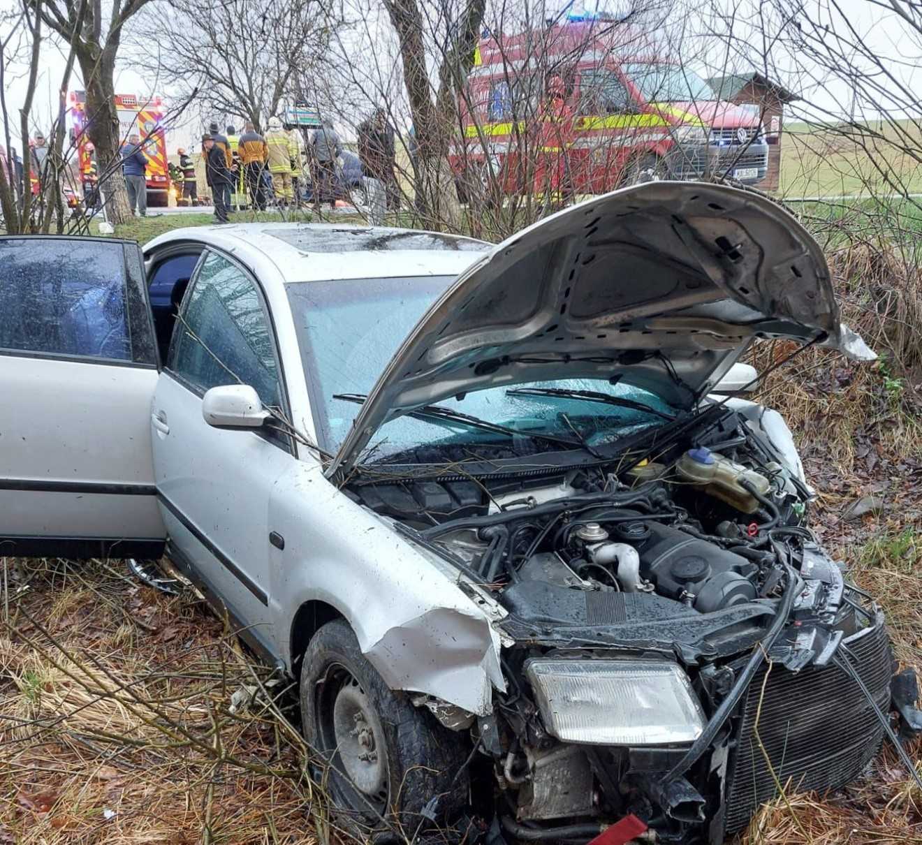 Az egyik áldozatot a tűzoltók szabadították ki a roncsok közül 