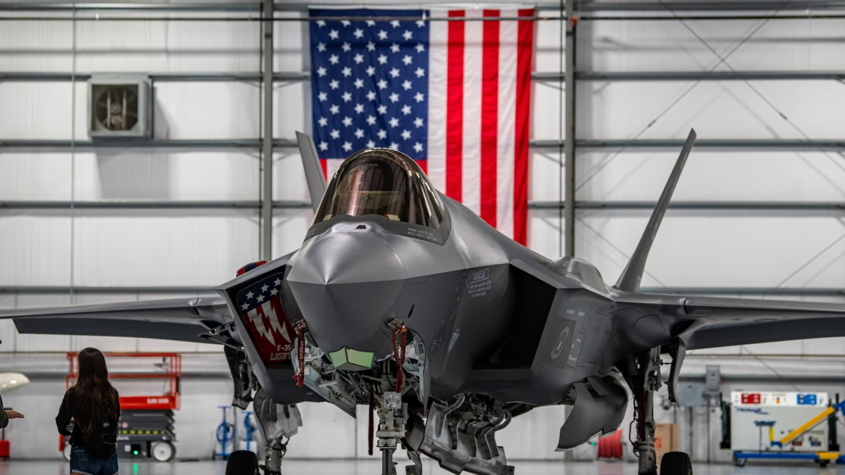 Amerikai F-35-ös vadászgép. Átalakulóban Washington katonai politikája Fotó: a Defense Romania Facebook oldala  