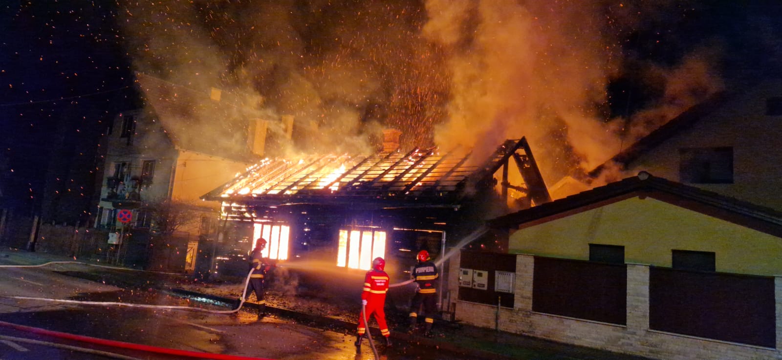 A kézdivásárhelyi Molnár Józsiás utcában egy lakóház gyulladt ki. | A szerző felvétele