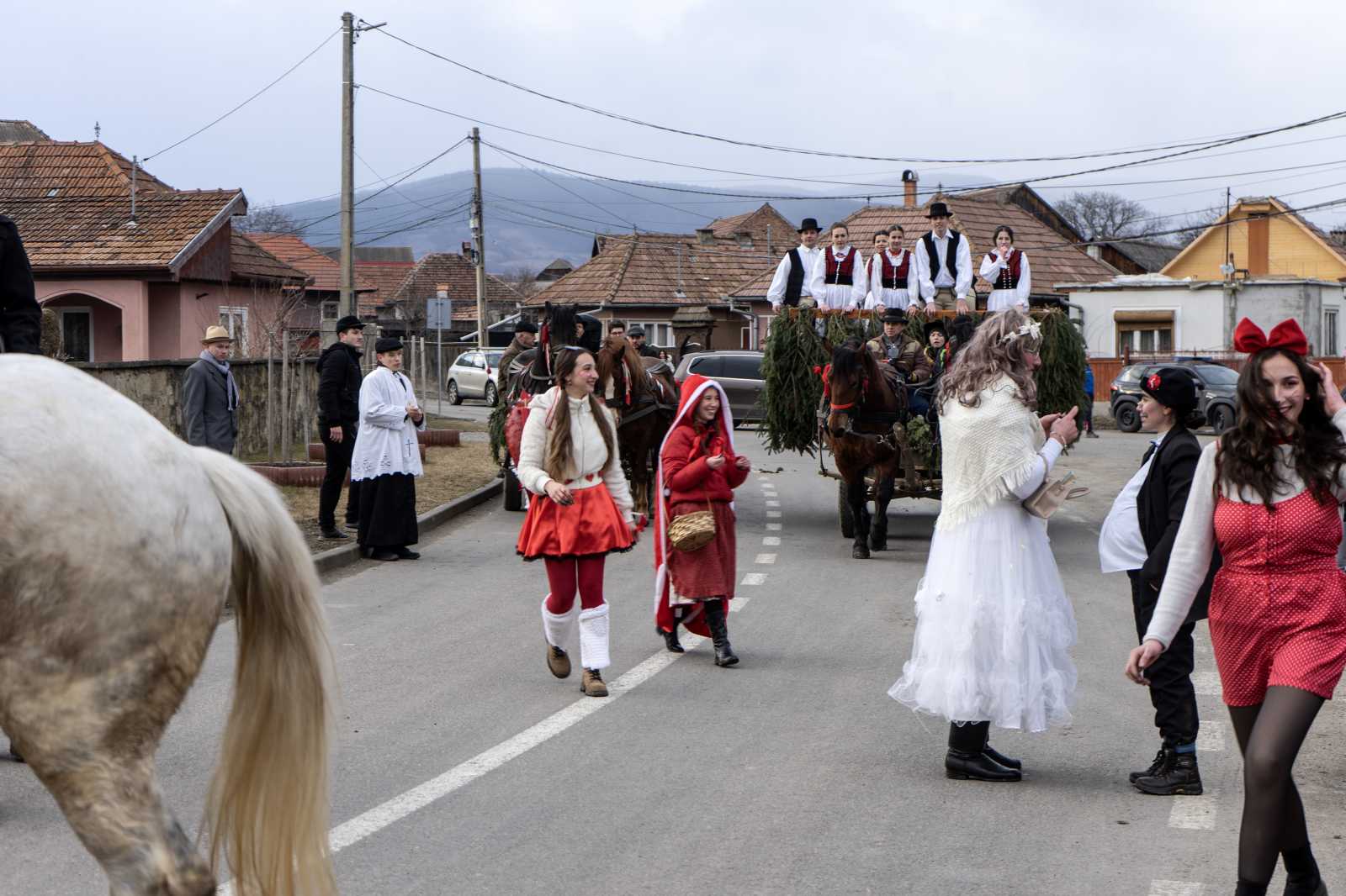 Aki nem vigyázott, annak az arcát lopva korommal kenték be.