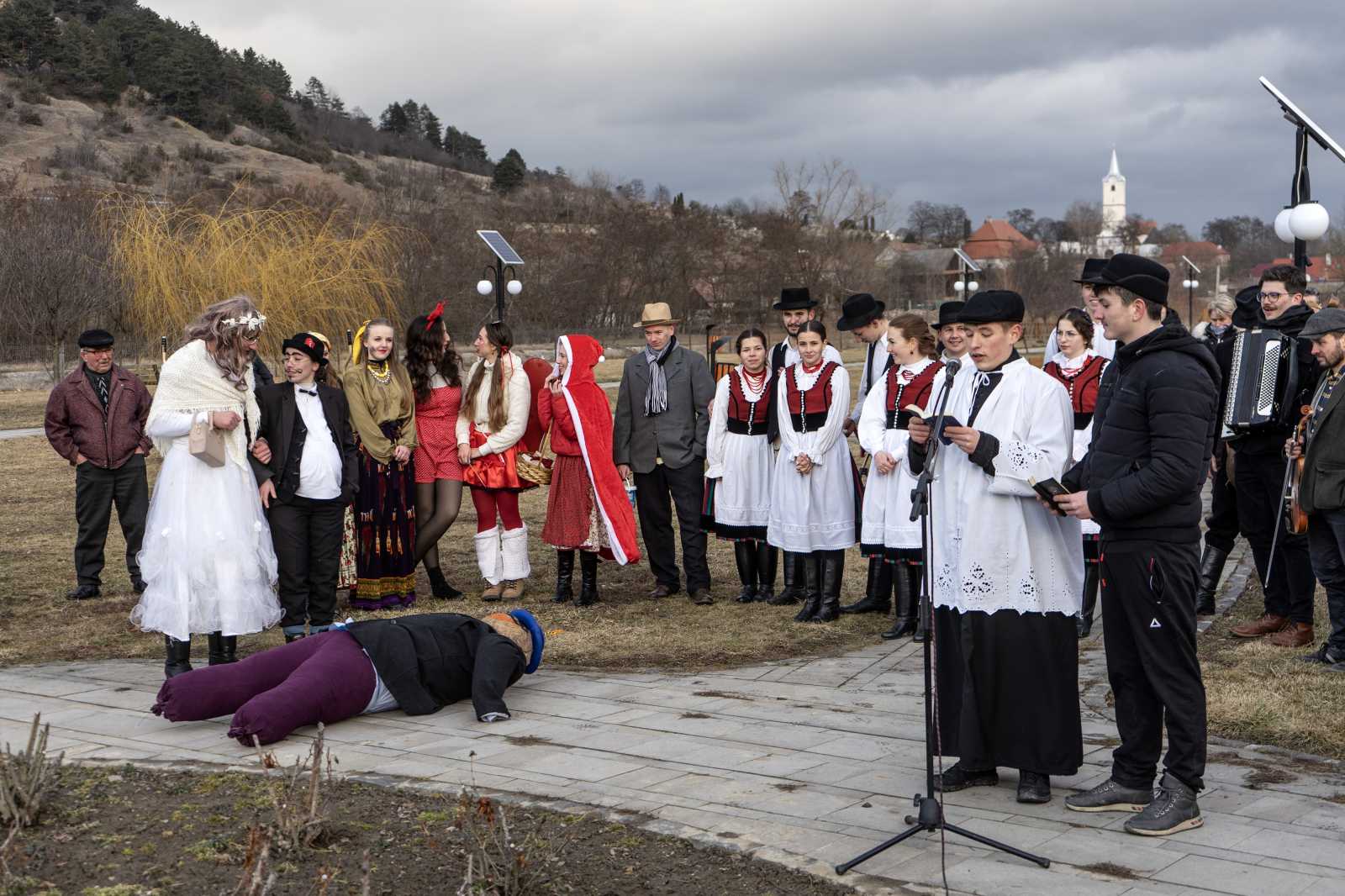 A pap, a kántor, a menyasszony és a vőlegény elmaradhatatlan szereplői a farsangi mulatságnak.