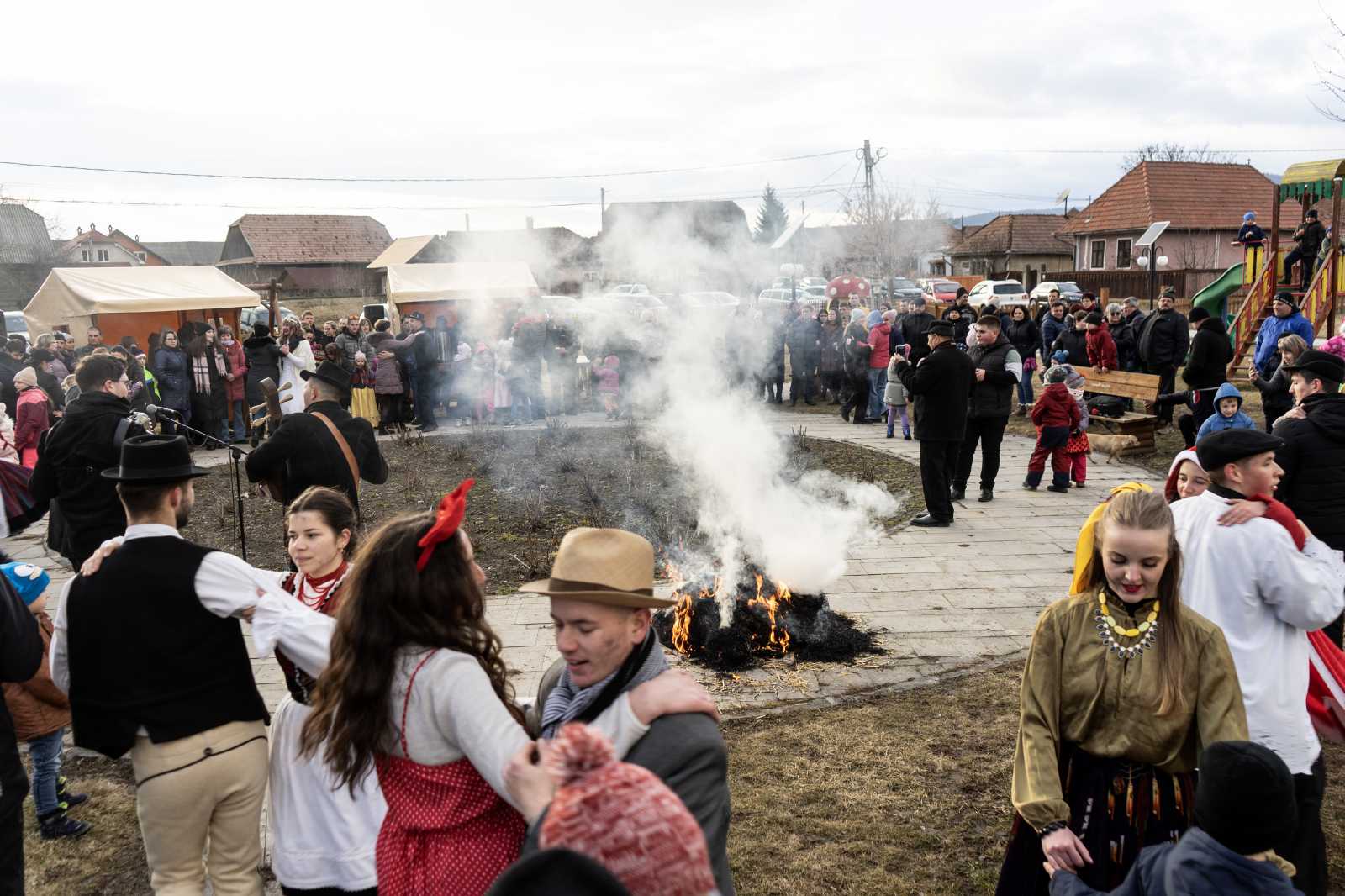 Táncra perdültek a maszkások és a közönség is.