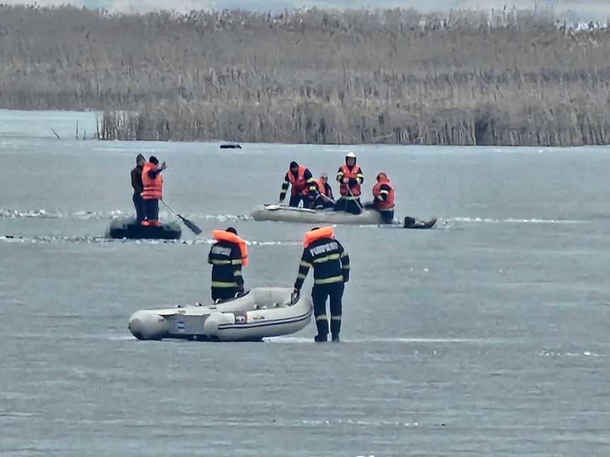 Beszakadt a jég a horgászok alatt./ Fotó: katasztrófavédelem