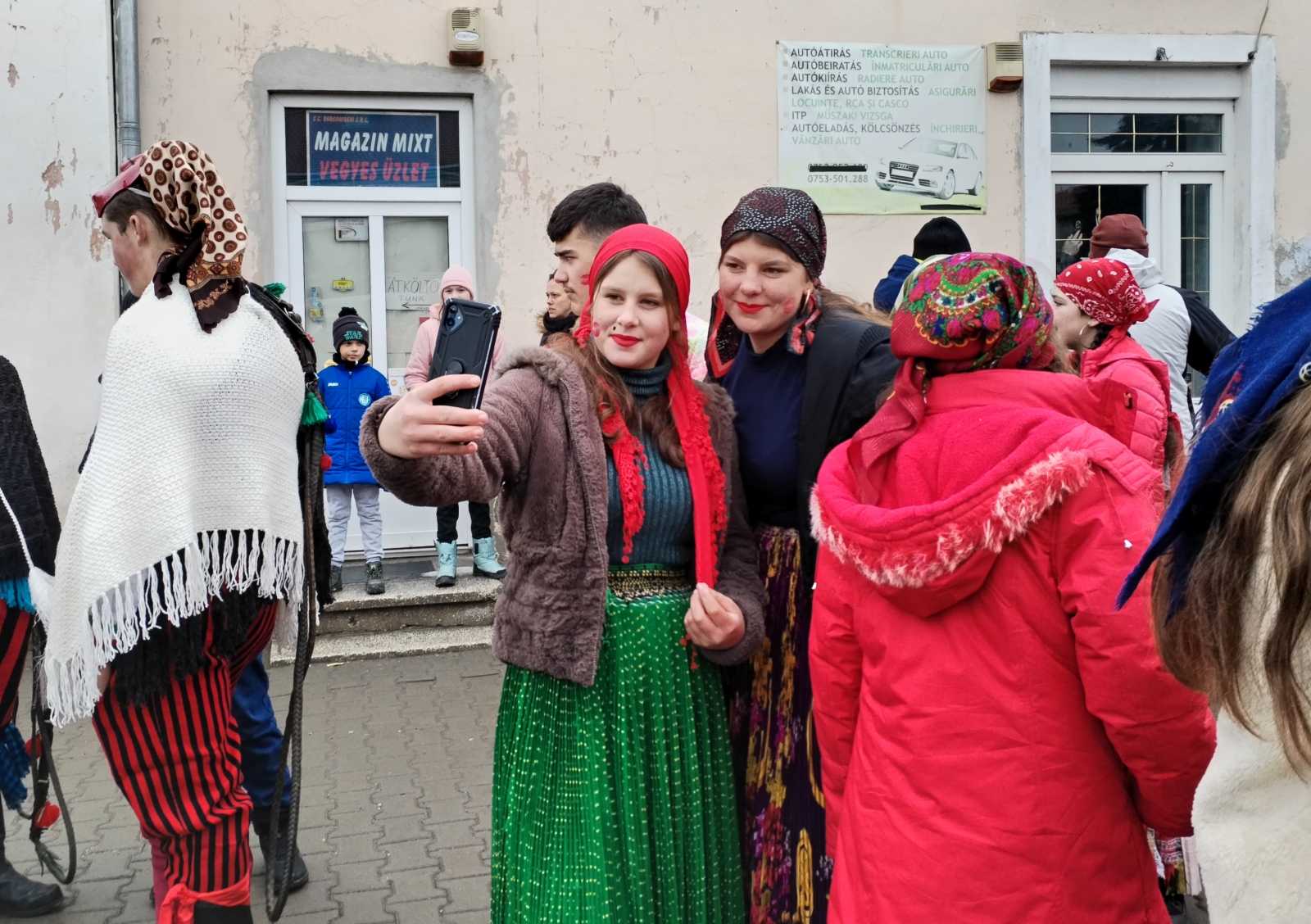 Harmincharmadik alkalommal búcsúztatták közösen a farsangi napokat, a telet és vele együtt minden csúf dolgot Hargita megye hagyományőrző csoportjai. Az egész napos eső és barátságtalan hideg sem vette el a résztvevők jó hangulatát. Pattogtak az ostorok, szólt a muzsika, járta a táncot mindenki, amíg csak bírta a lába. A stafétát, azaz a különleges lobogót Alsósófalva képviselői vehették át, jövőre ott lesz az esemény.
A találkozás, a készülődés pillanatai is vidáman teltek – örök emlék.