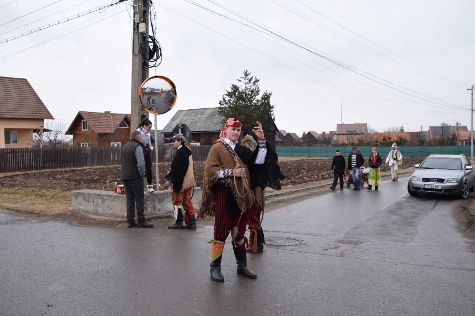 A legenda úgy tartja, hogy miután a férfiakat elvitték a háborúba, az asszonyokra maradt a falu megvédése, akik férfiruhát öltöttek. A székely szoknyákat nadrágnak varrták össze, csizmát húztak a lábukra, két hárászkendőt ellentétesen kötöttek magukra.