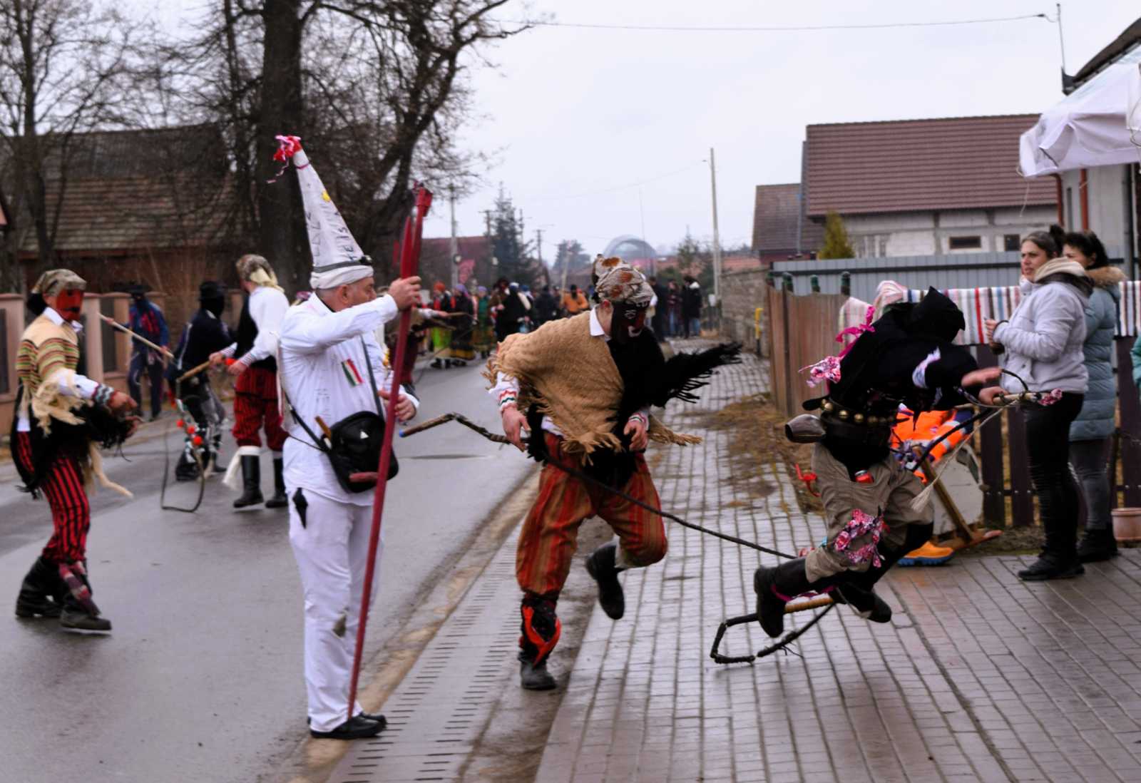 A kutyafogók örökösen incselkednek az ostorosokkal. A maszkok annak idején azt a célt szolgálták, hogy megtévesszék az ellenséget, ne ismerjék fel, hogy nőket, vagy férfiakat rejtenek.