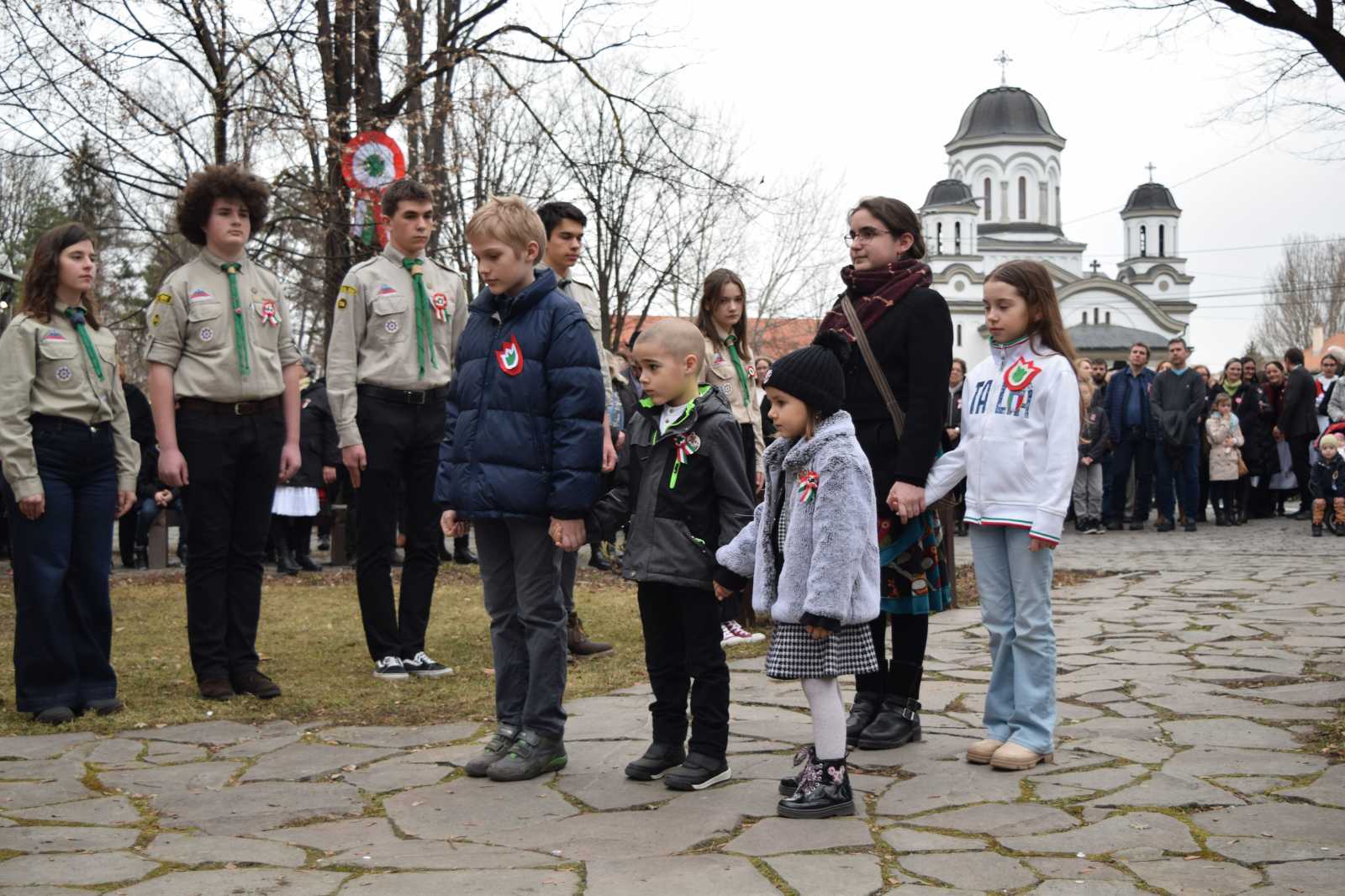 Hosszan sorjáztak a koszorúzók