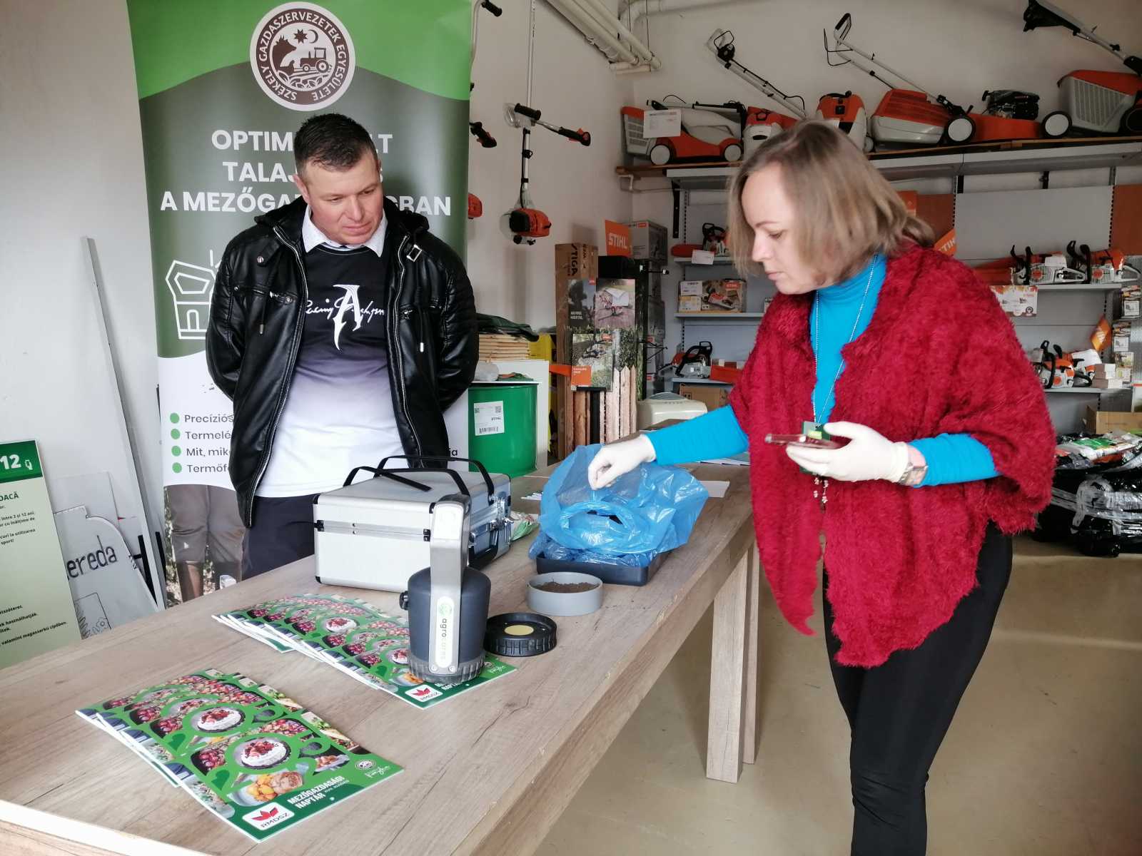 Józsa Eszter és munkatársai a helyszínen megvizsgálják a talajt | Fotó: Létai Tibor