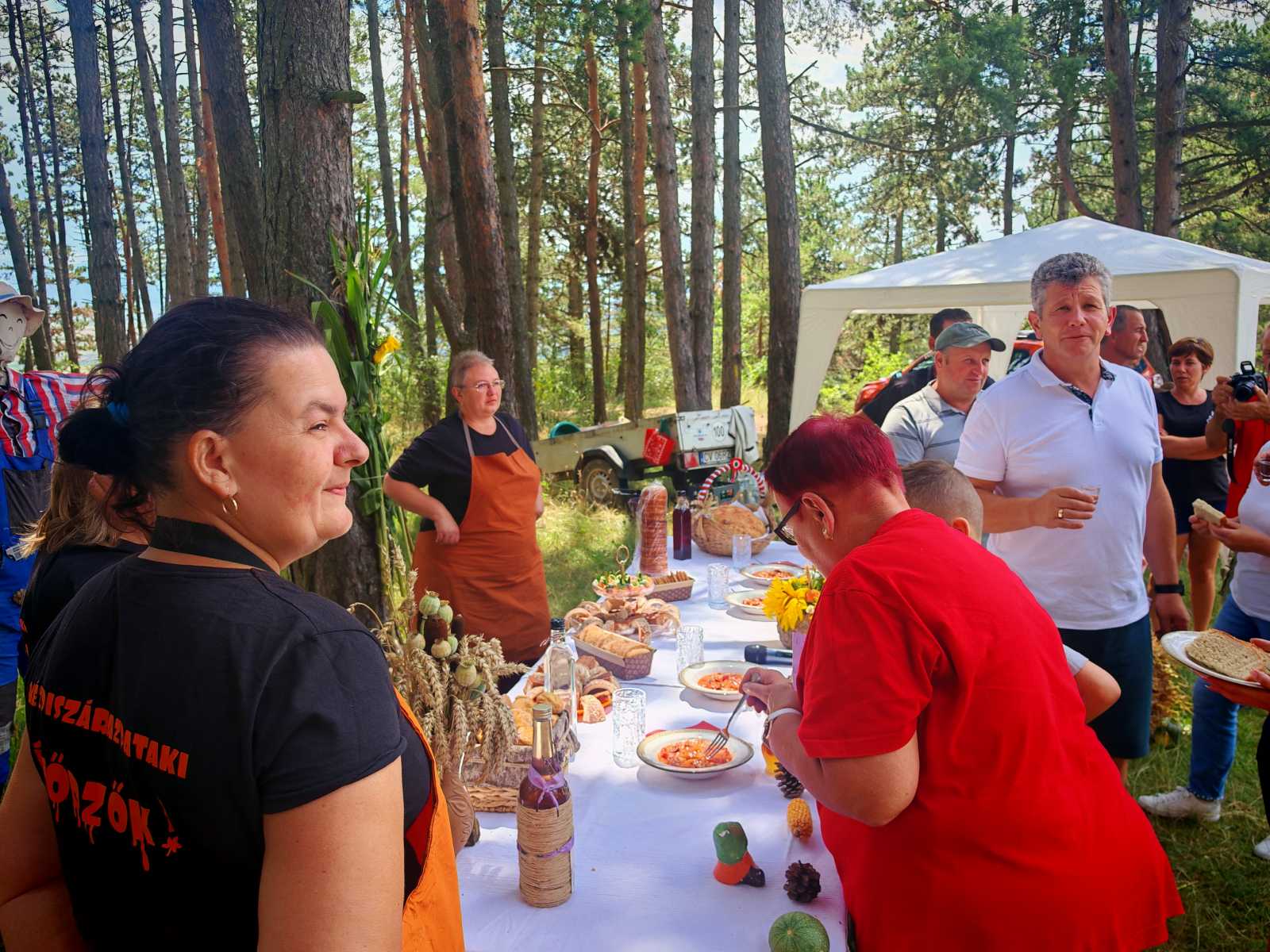 Az Ízőrzők csapatánál Csusz Éva (balról) levendulaszörppel kínálta a zsűrit. | A fotók a szerző saját felvételei