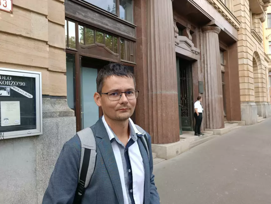 Kállay András a pozsonyi Kulturális Minisztérium előtt l Fotó: Ma7/Somogyi Szilárd