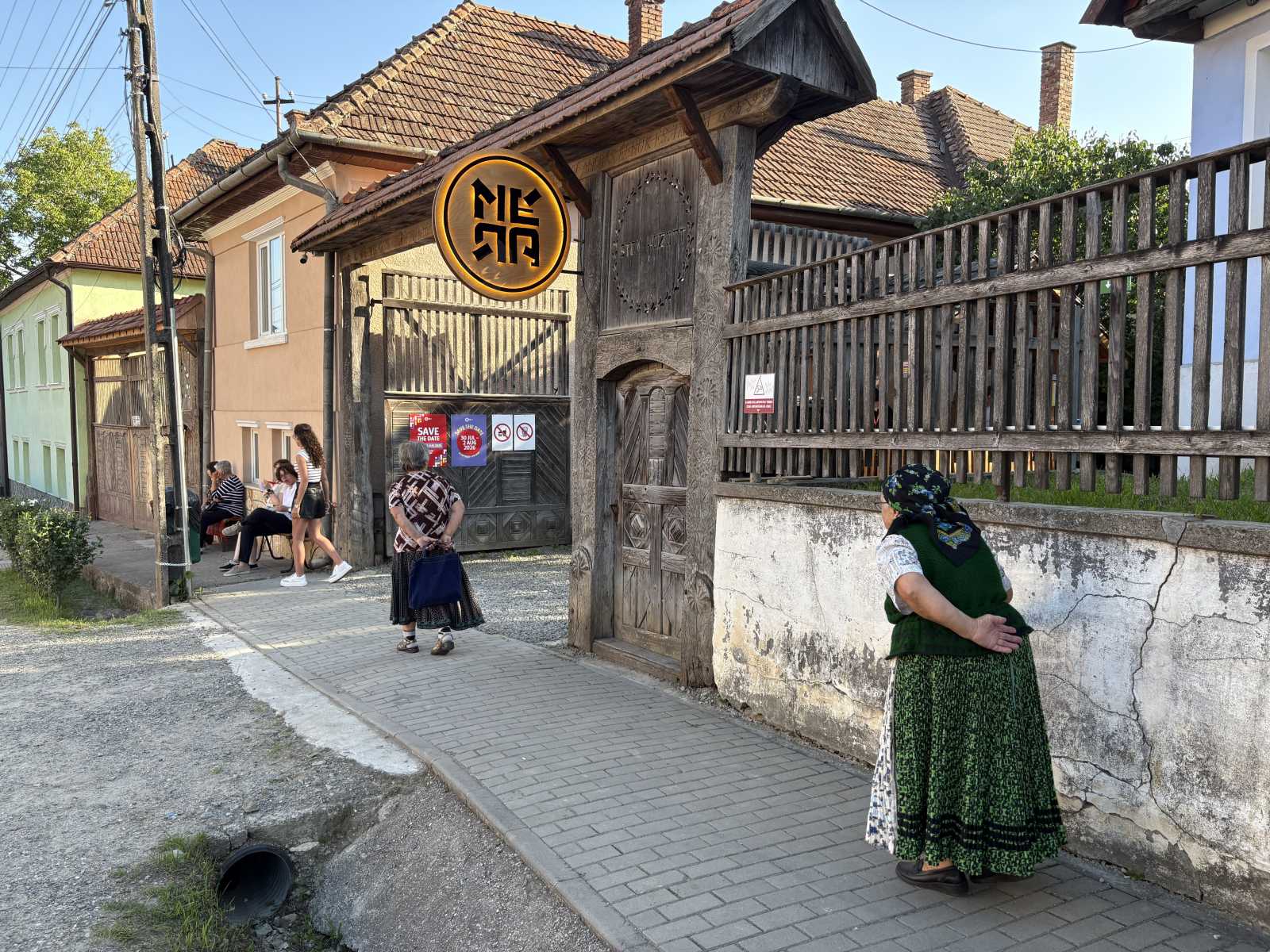 Kerek évfordulót ünnepelt idén a mérai csűrfesztivál, hiszen tíz évvel ezelőtt tárták ki először a Szarka-telek kapuját a fesztiválozók előtt. A szervezők nagyot álmodtak, majd vettek egy nagy lendületet, és feltűzték a kalotaszegi Mérát a világzenei fesztiválok térképére.