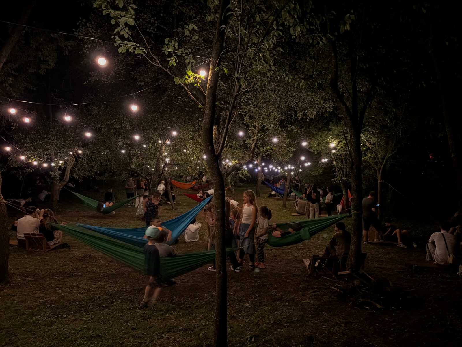 Aki a fesztivál ideje alatt kicsit elfáradt vagy csak éppen egy nyugodt, madárcsicsergéssel teli helyre vágyott, annak tökéletes választásnak bizonyult a chill zone. Itt kiválóan lehetett kapcsolódni barátokkal, a természettel és saját magaddal is.