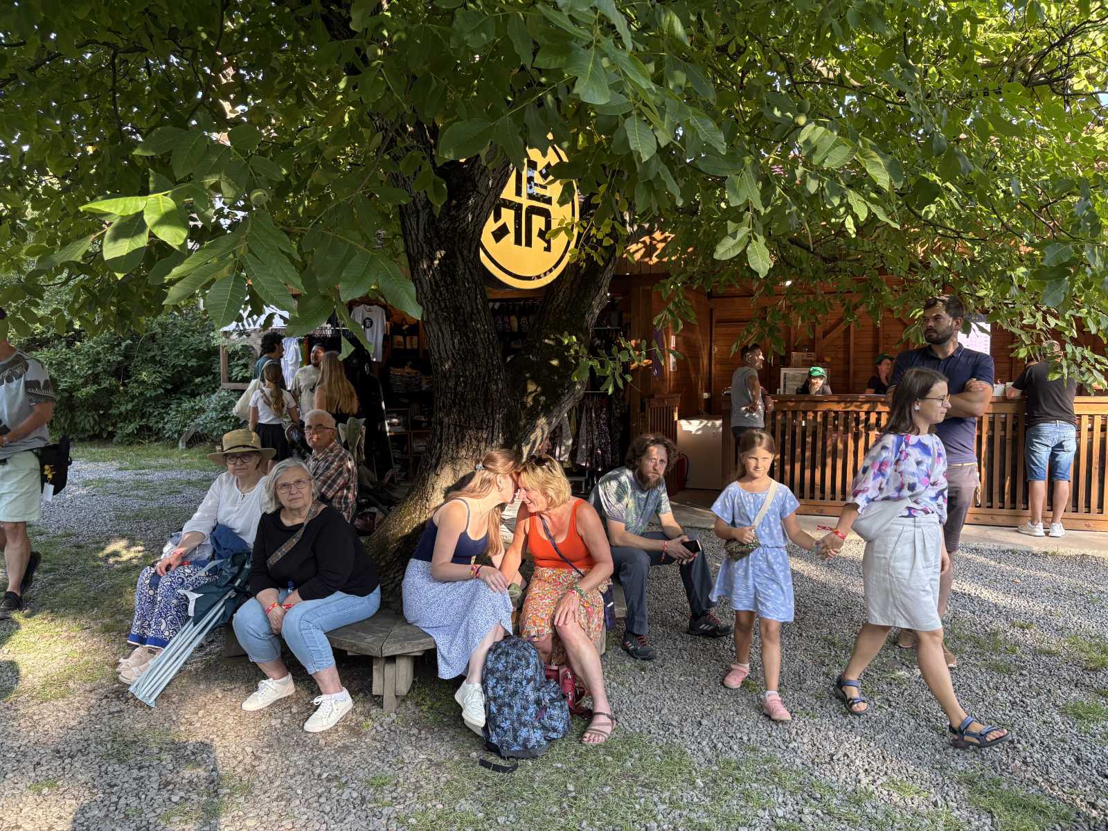 Egy biztos: Mérában tizedik alkalommal is garantált volt a fergeteges hangulat, a jó társaság és a bensőséges kapcsolódás. Méltó módon meg lett ünnepelve a kerek évforduló. Ha jövőre te is megtapasztalnád, milyenek a rezgések a világzenei csűrfesztiválon, máris beszerezheted jegyedet, bérletedet ITT.