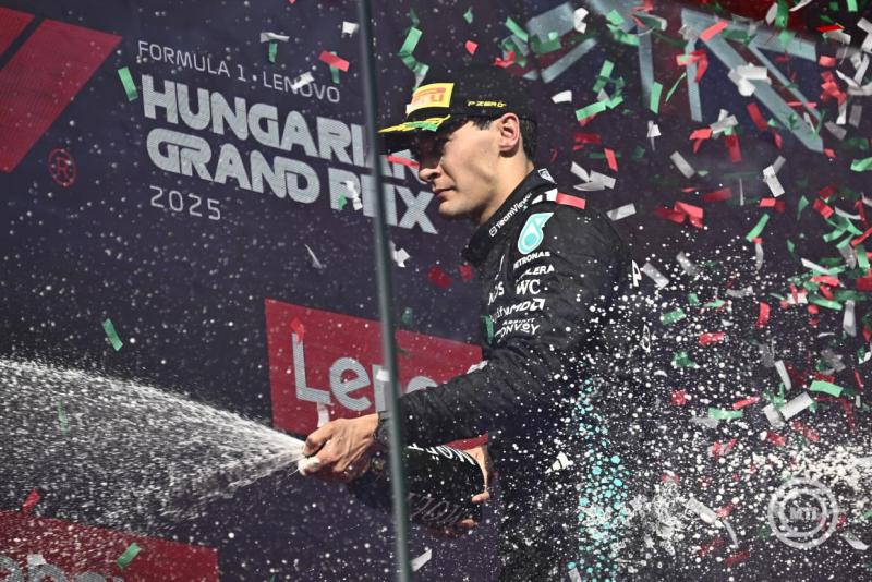 A harmadik helyezett George Russell, a Mercedes brit versenyzője a Forma–1-es Magyar Nagydíj eredményhirdetésén a mogyoródi Hungaroringen 2025. augusztus 3-án. | Fotó: MTI/Bodnár Boglárka