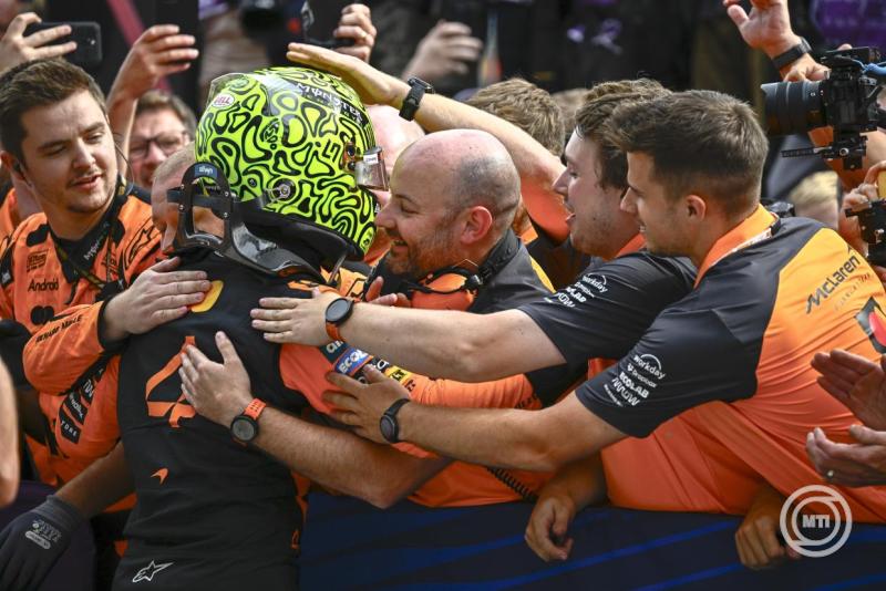 A győztes Lando Norris, a McLaren brit versenyzője a Forma–1-es Magyar Nagydíjon a mogyoródi Hungaroringen 2025. augusztus 3-án. | Fotó: MTI/Bodnár Boglárka