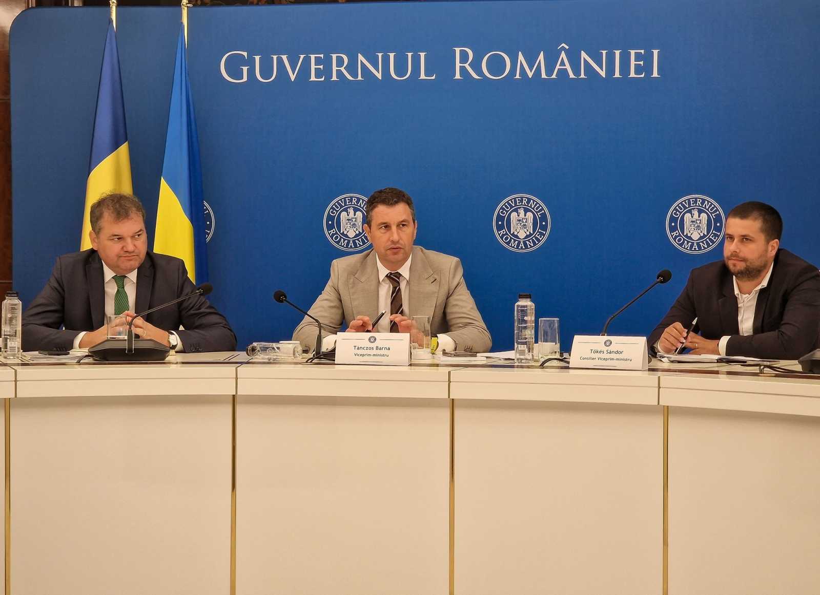 Tánczos Barna miniszterelnök-helyettes Cseke Attila fejlesztési miniszter (b) és tanácsosa, Tőkés Sándor (j) társaságában 2025. július 9-én | Fotó: Facebook