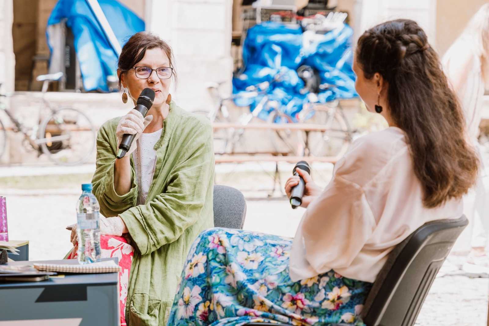 Molnár Krisztina Rita sok éve tart írásfoglalkozásokat, íróműhelyeket felnőtteknek.