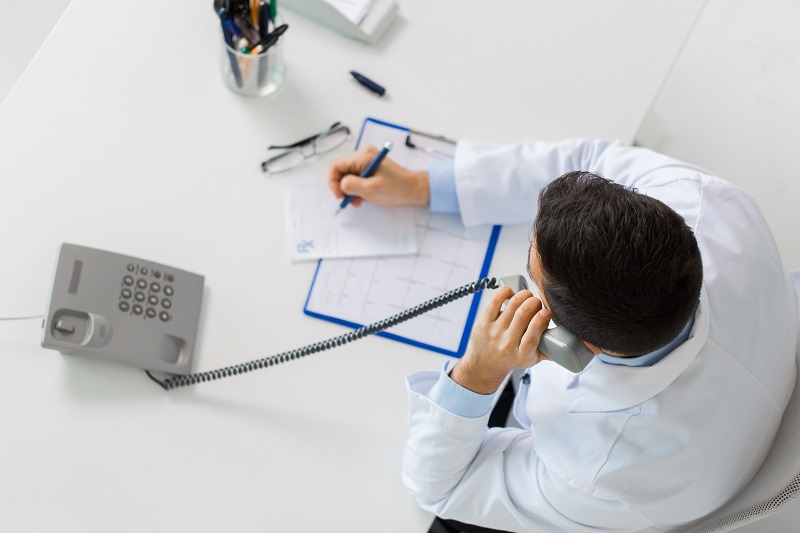 Az informatikai rendszer akadozik, telefonon kérik a segítséget | Fotó: AdobeStock