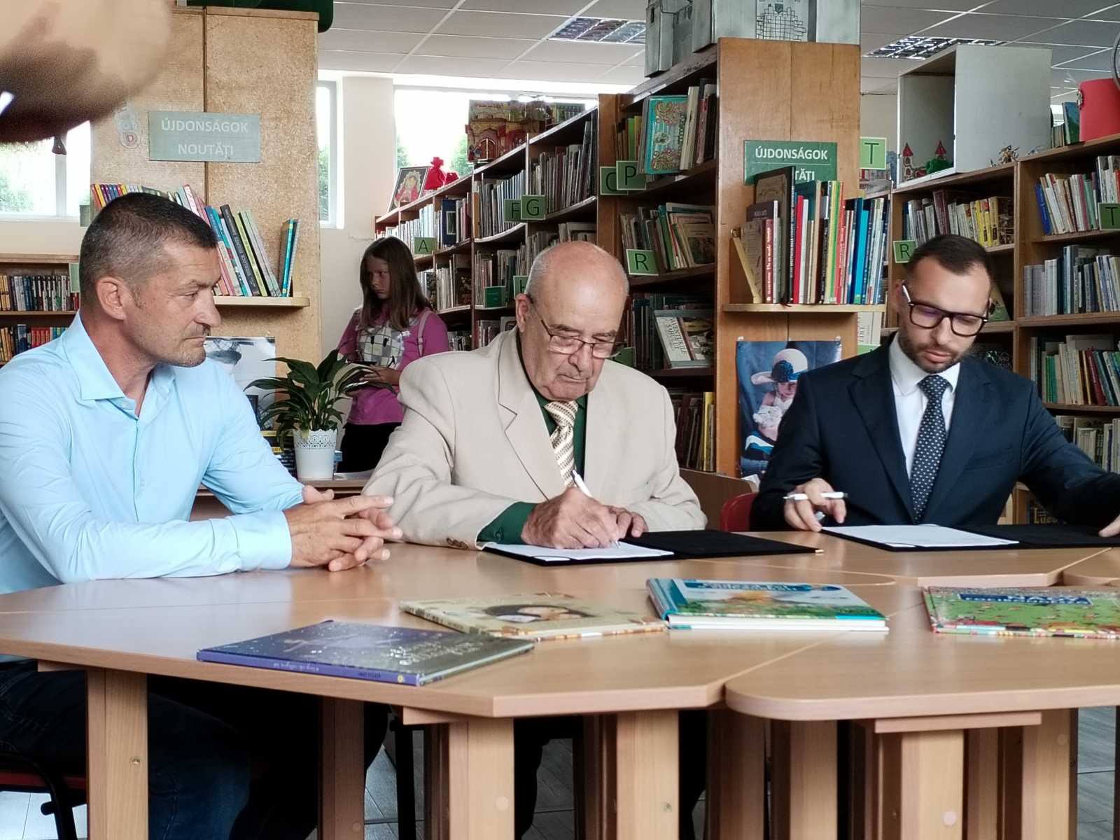 Mihályfalvi Zoltán és Mihályfalvi Károly, az épület korábbi tulajdonosai és Bíró Barna Botond. Aláírták az adásvételi szerződést. 