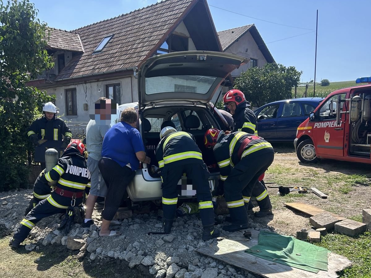 Javította az autót, amikor az maga alá temette | Fotó: Maros Megyei Katasztrófavédelmi Felügyelőség (ISU)