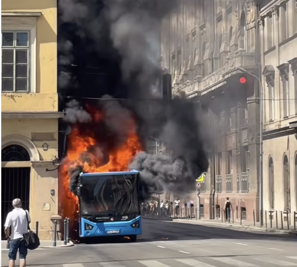 Kigyulladt egy busz, a tűz a közeli épület homlokzatára is átterjedt | Fotó: Index képernyőmentés