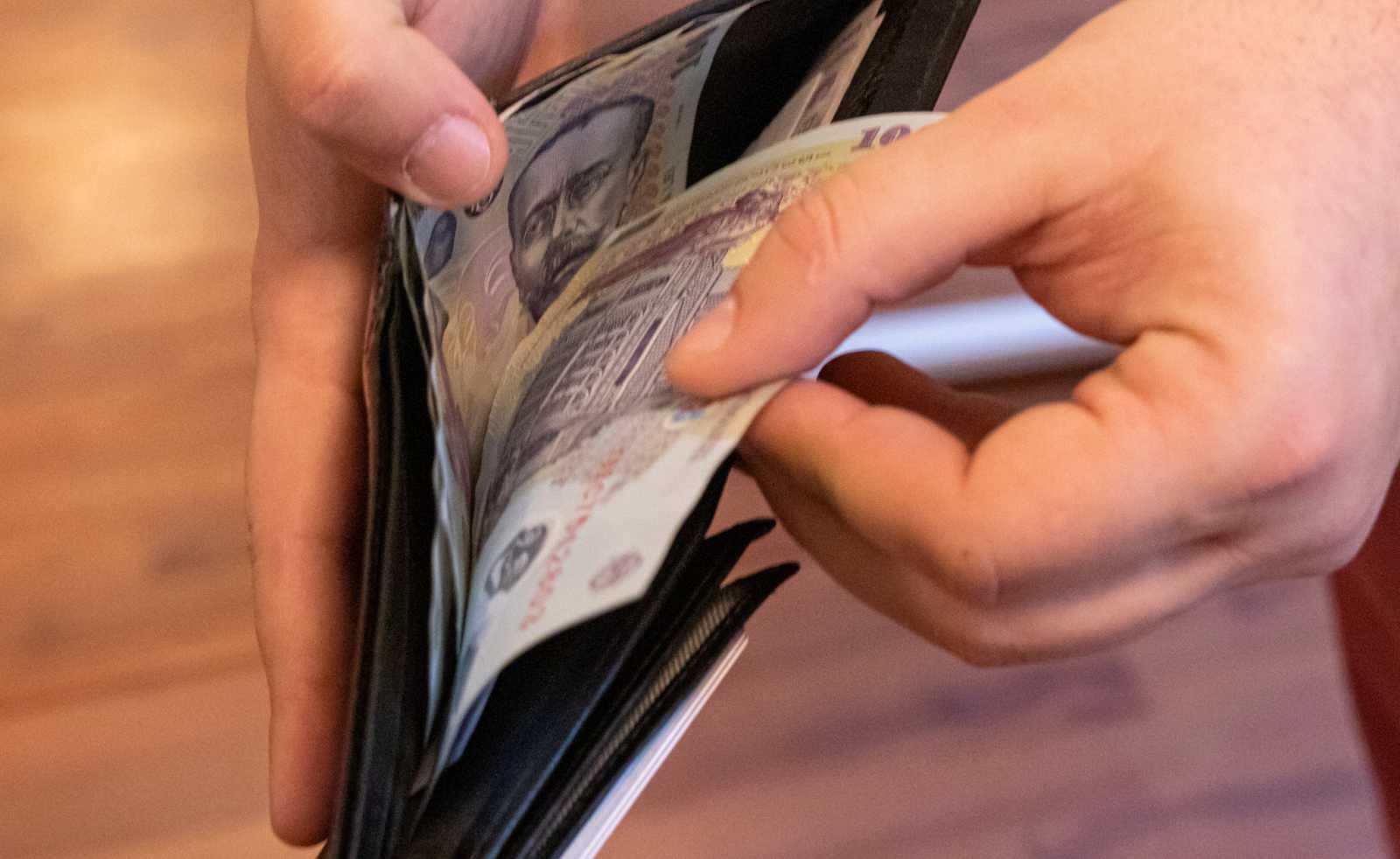 A hivatalnak 27 havi bért kellene kifizetnie a könyvelőnek | Illusztráció: Molnár Boglárka