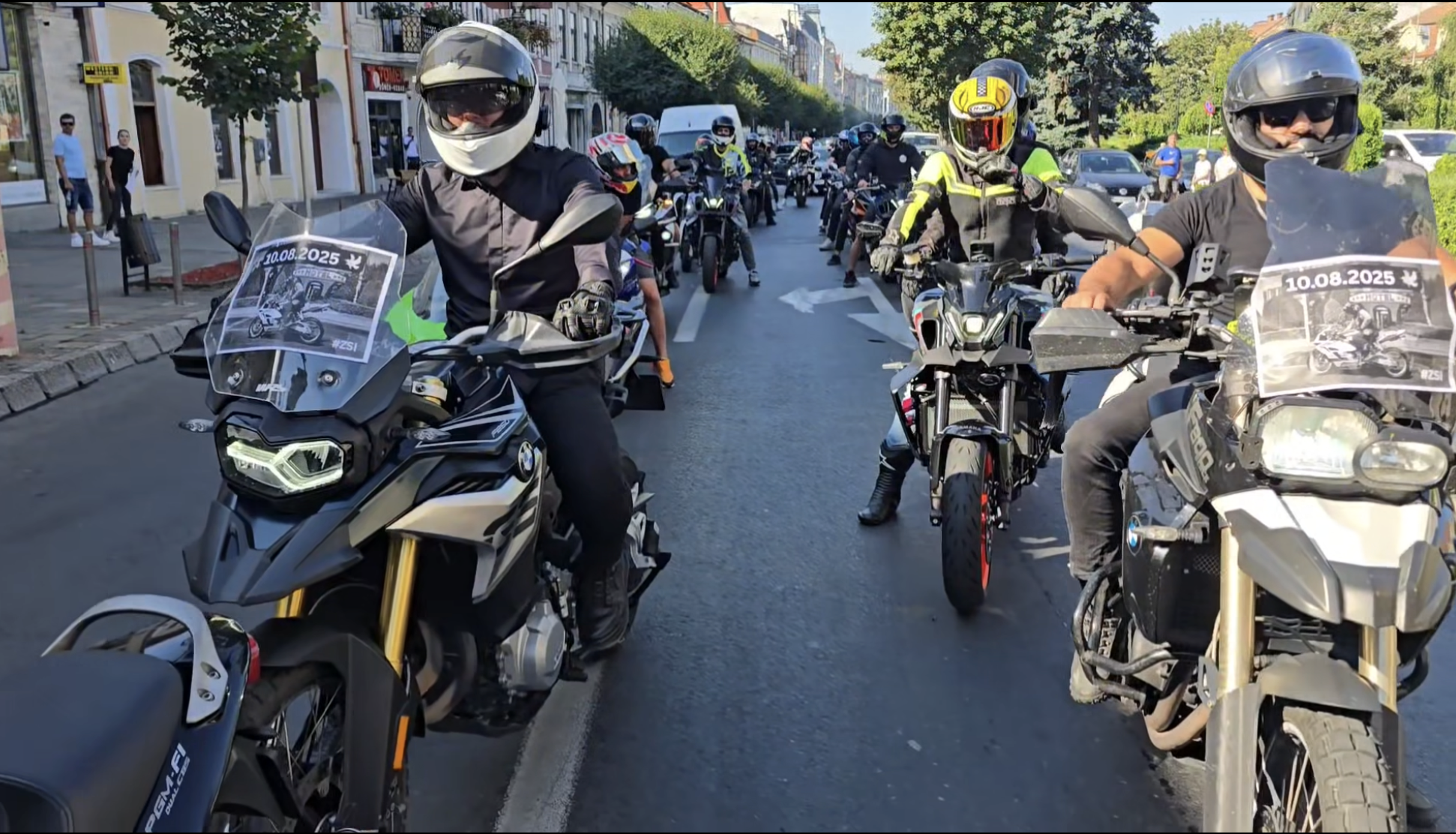 Felvonulás Marosvásárhelyen. A vasárnap motorbalesetben elhunyt társaikra emlékeztek  | Fotó: Képernyőmentés 