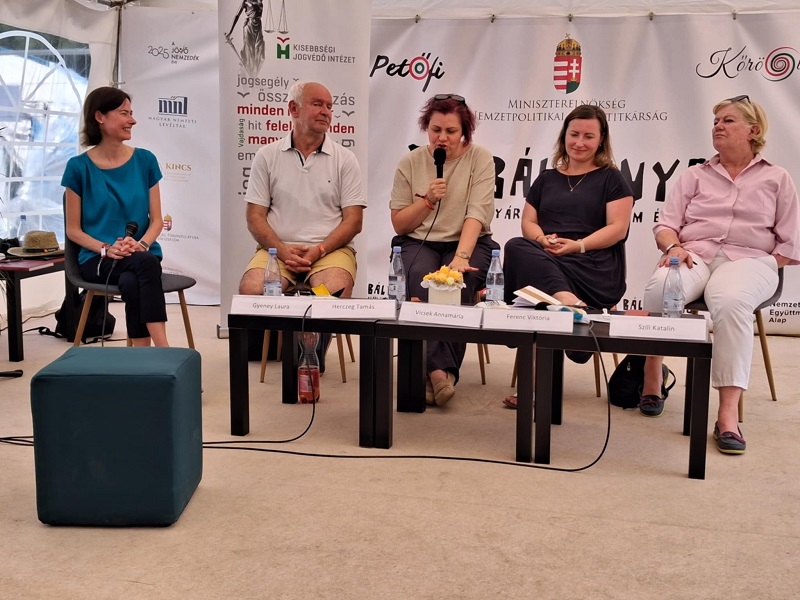 Vicsek Annamária a tusványosi szabadegyetem panelbeszélgetésén l Fotó: Facebook