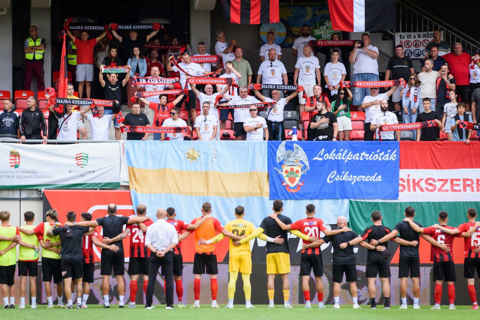 Székelyés magyar szimbólumok a lalátón. A szurkolók a csapattal közösen éneklik a székely himnuszt.