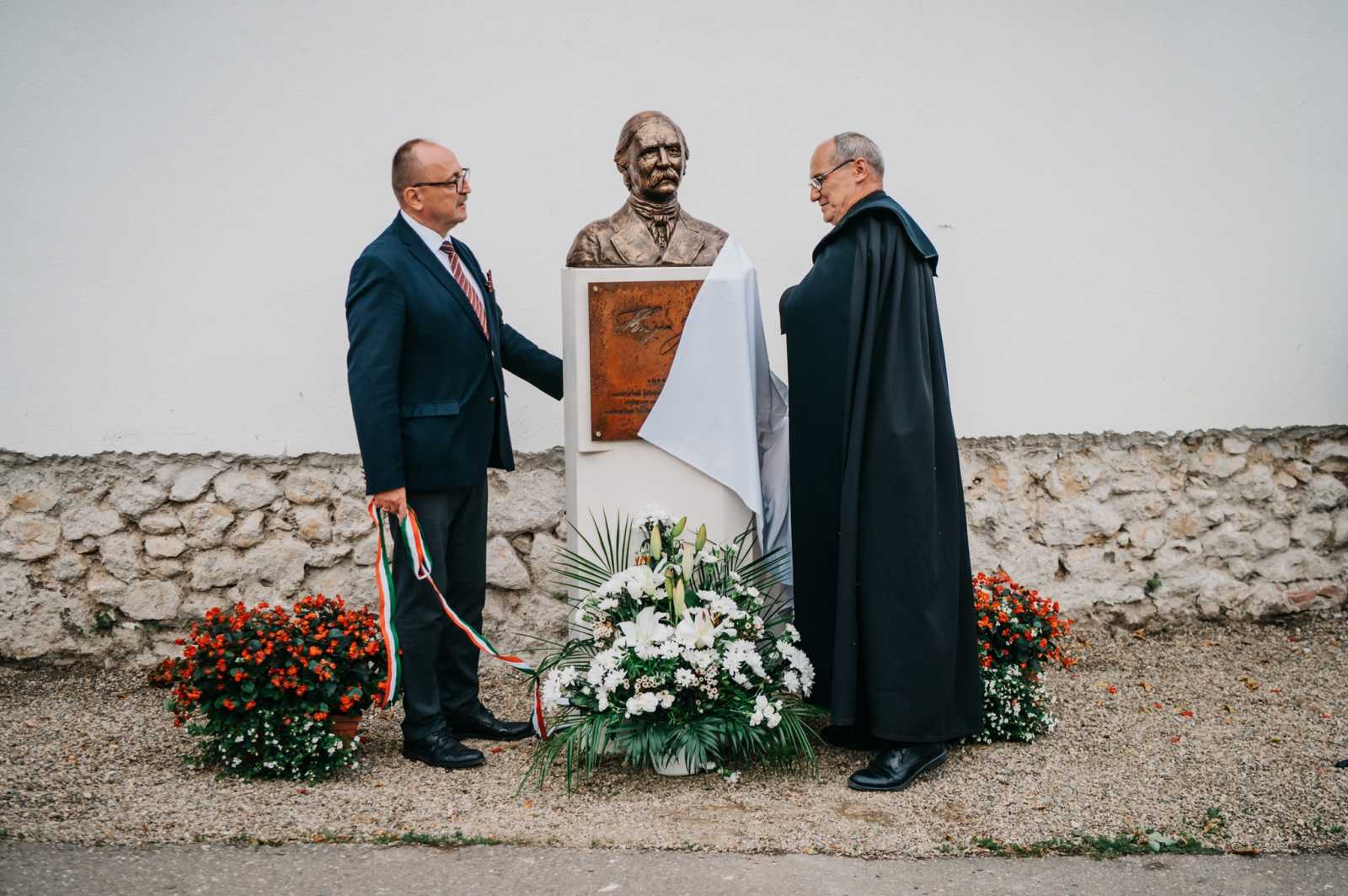 Németh Zsolt magyarországi képviselő és Kovács István püspök leplezték le a Túri Török Tibor által készített szobrot | Fotó: Magyar Unitárius Egyház/Facebook