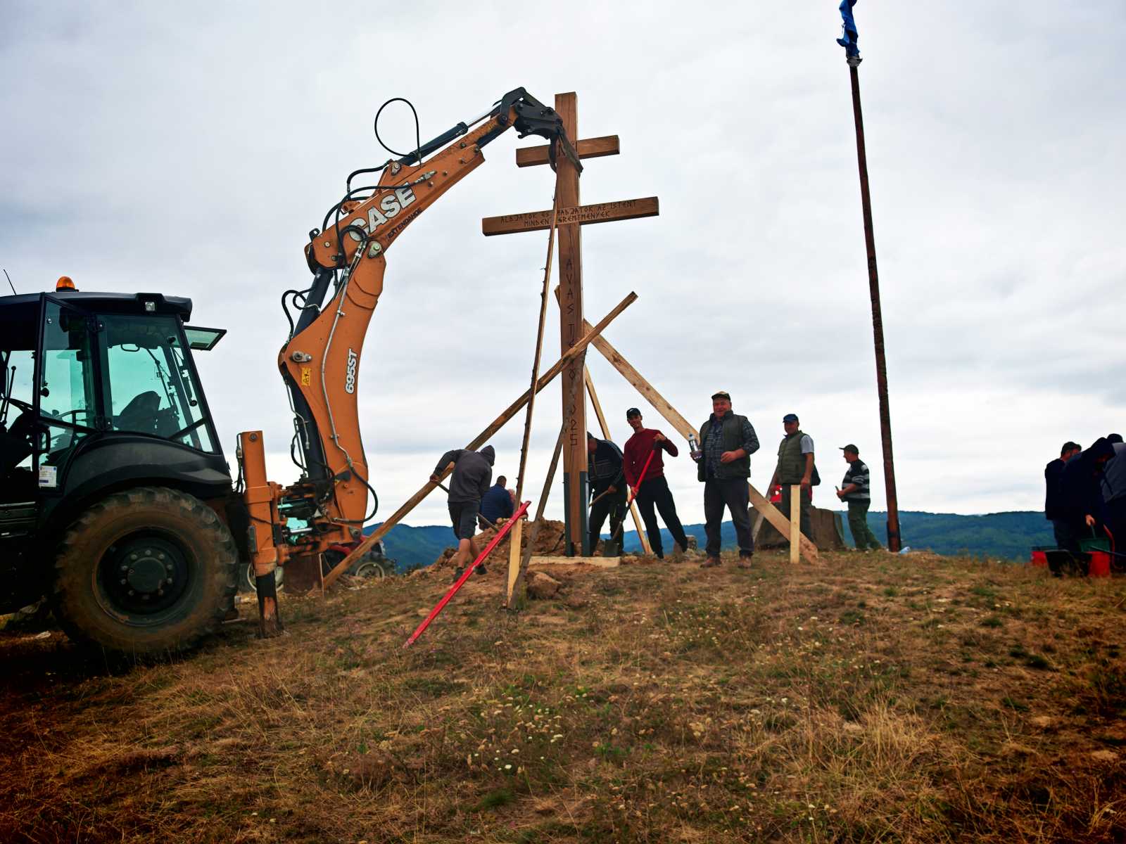 Erőgépre is szükség volt a méretes kereszt felállításához | A szerző felvétele