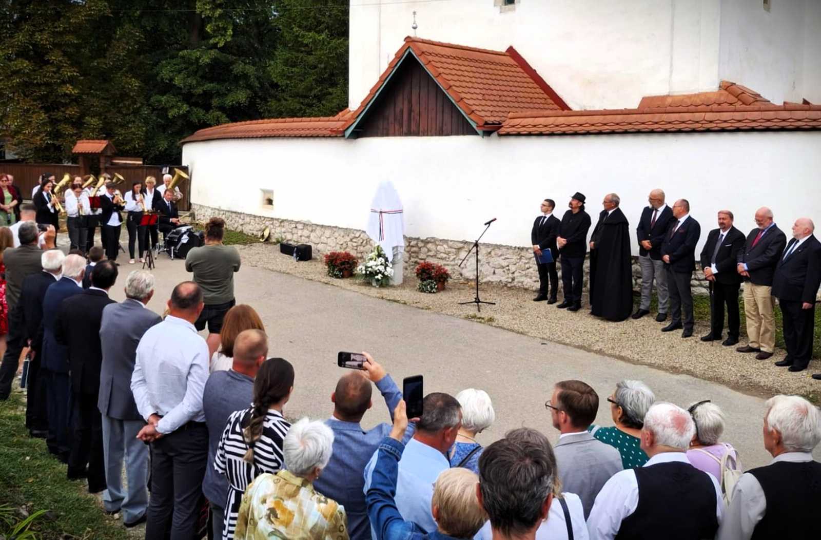 Az istentisztelet után a templom mellett gyülekeztek a jelen lévők | Fotó: Basa Emese