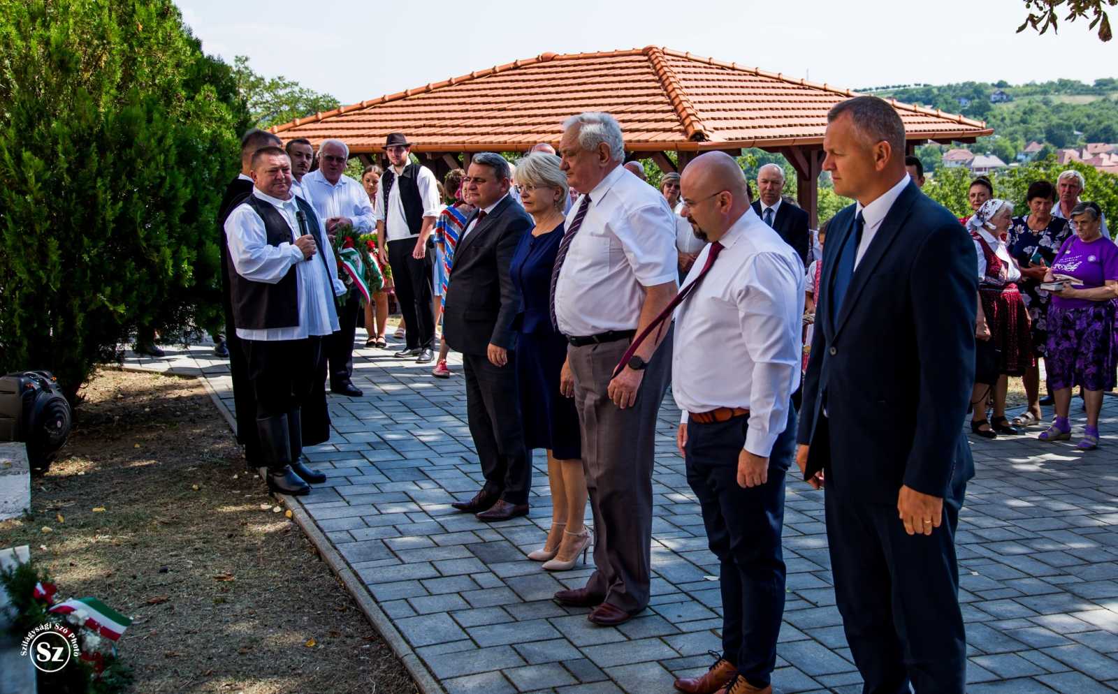 A helyi és megyei elöljárók lerótták tiszteletüket az emlékmű előtt | Fotó: Kulcsár Mária