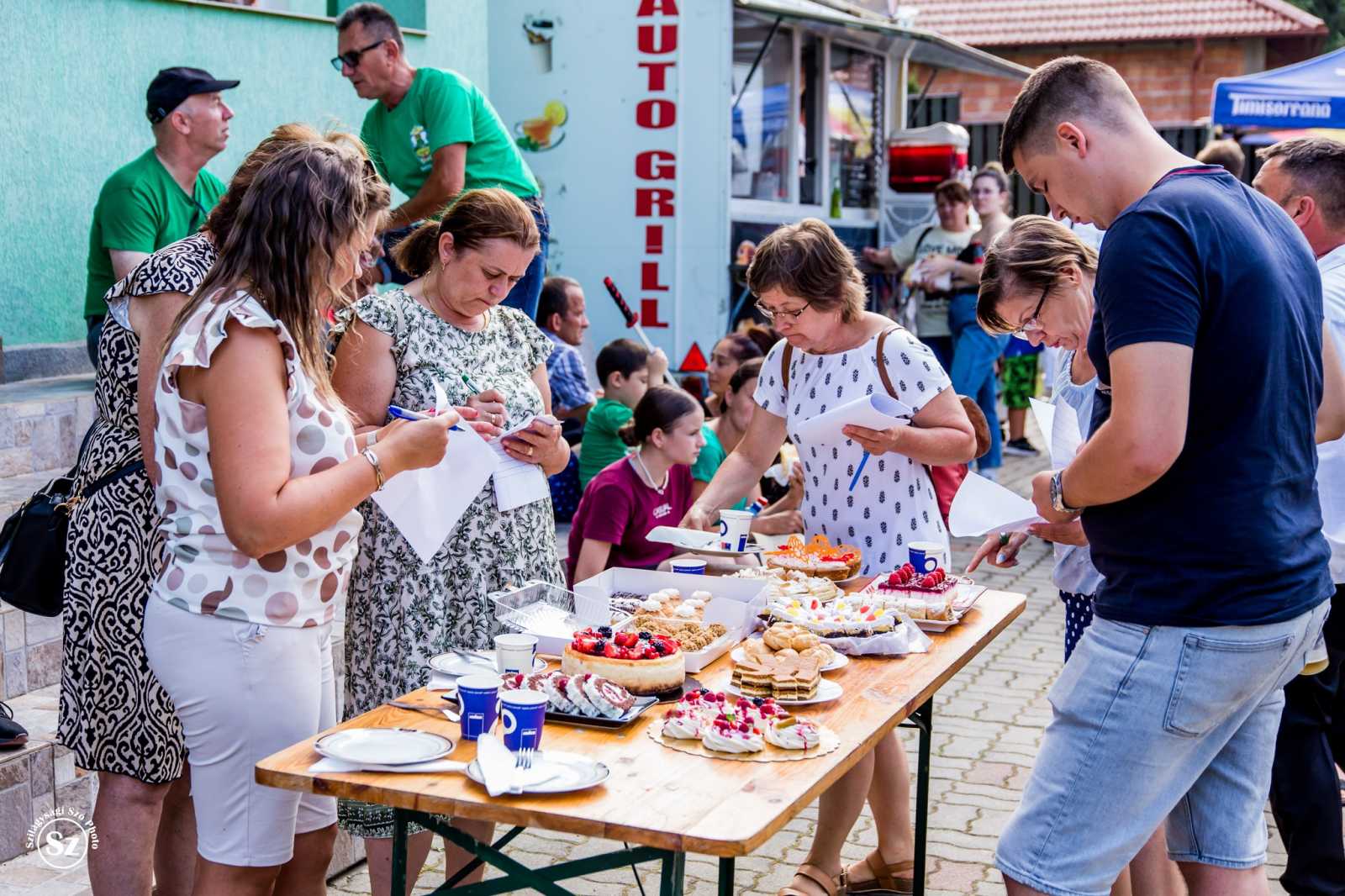 A süteményversenyre sok nyalánksággal jelentkeztek | Fotó: Kulcsár Mária
