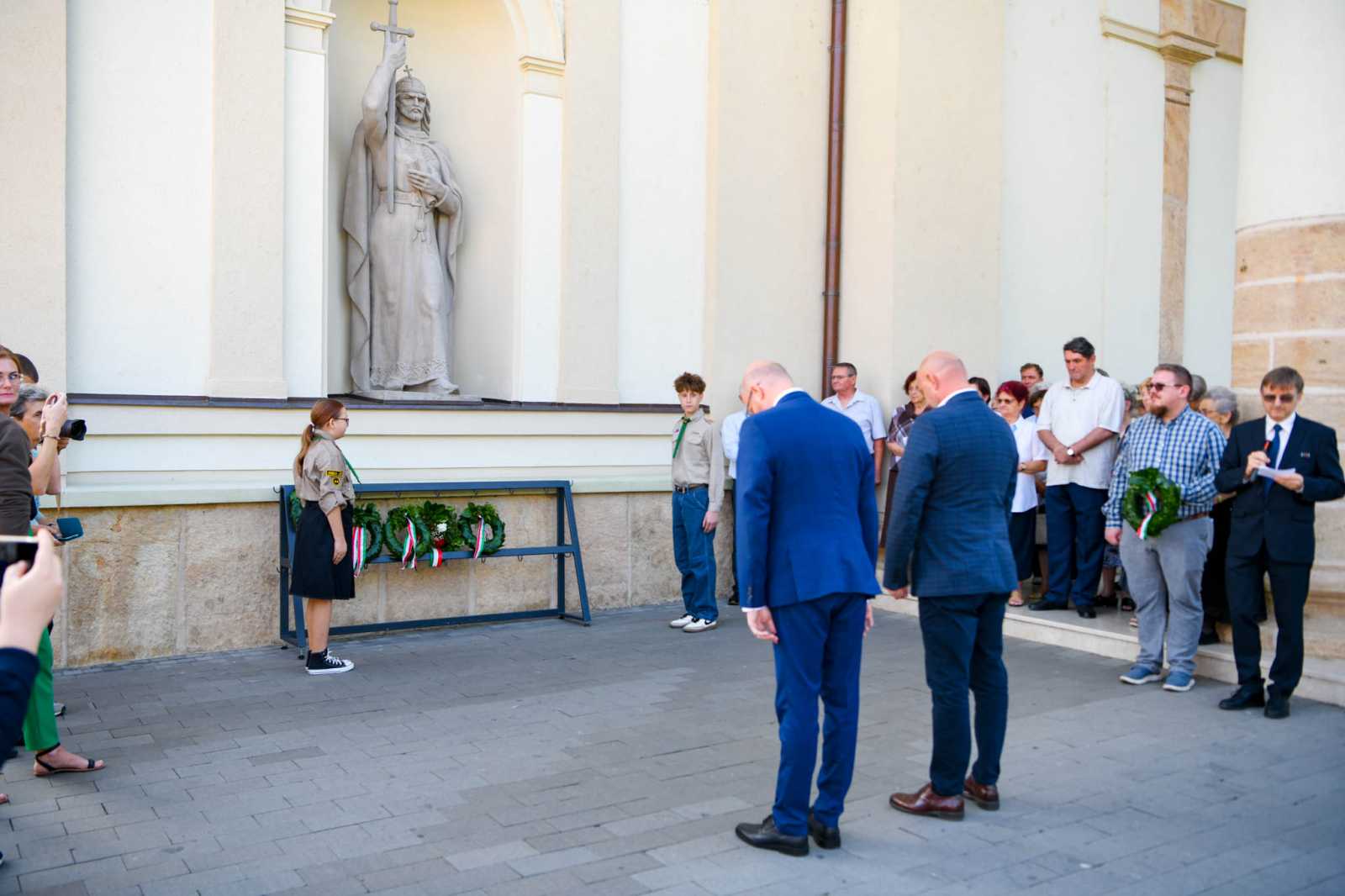 Az egyházmegye fővédőszentjének szobránál tisztelegtek | Fotó: Czinzel László