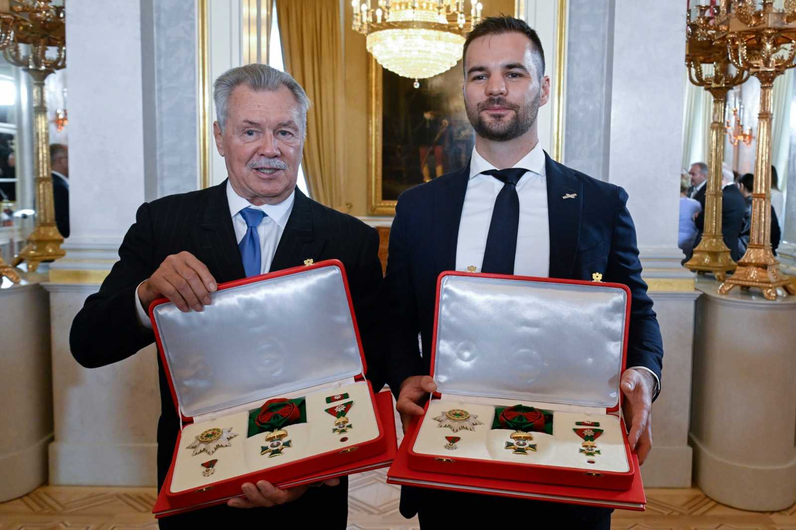 A Magyar Szent István Rend kitüntetést kapta Farkas Bertalan és Kapu Tibor a magyar űrkutatásban végzett tevékenységéért | Fotó: Magyarország kormánya Facebook oldala