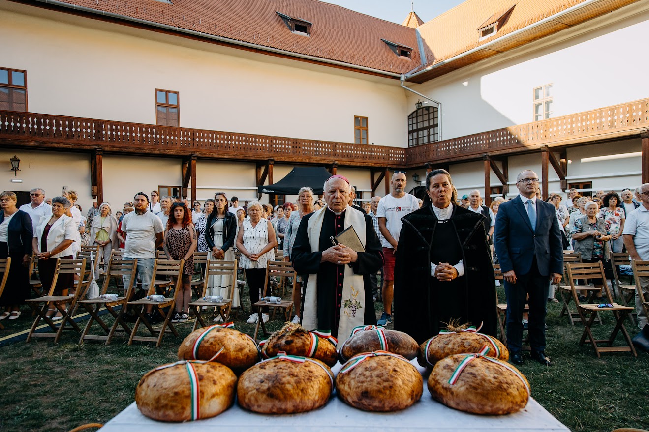 Sokan részt vettek az ünnepségen. 
