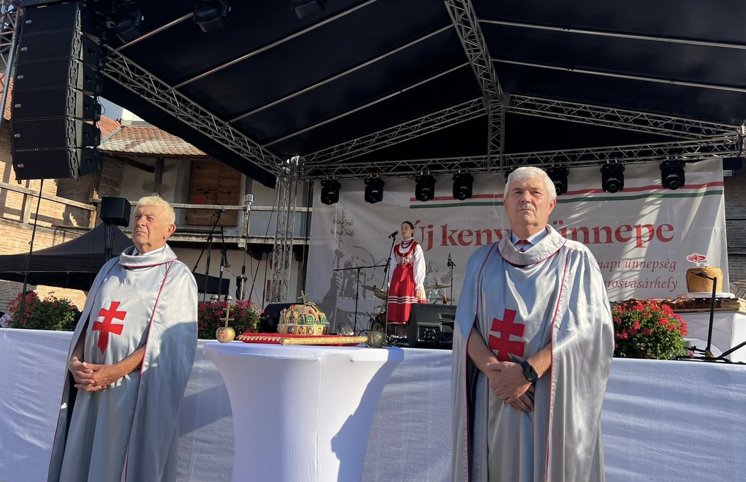 Barabási Réka, a Borsika Néptáncegyüttes tagja és a Szent Gellért Lovagrend Márton Áron tartományának képviselői, akik a korona őrséget biztosították rendezvényen | Fotó: Rákóczi Kinga