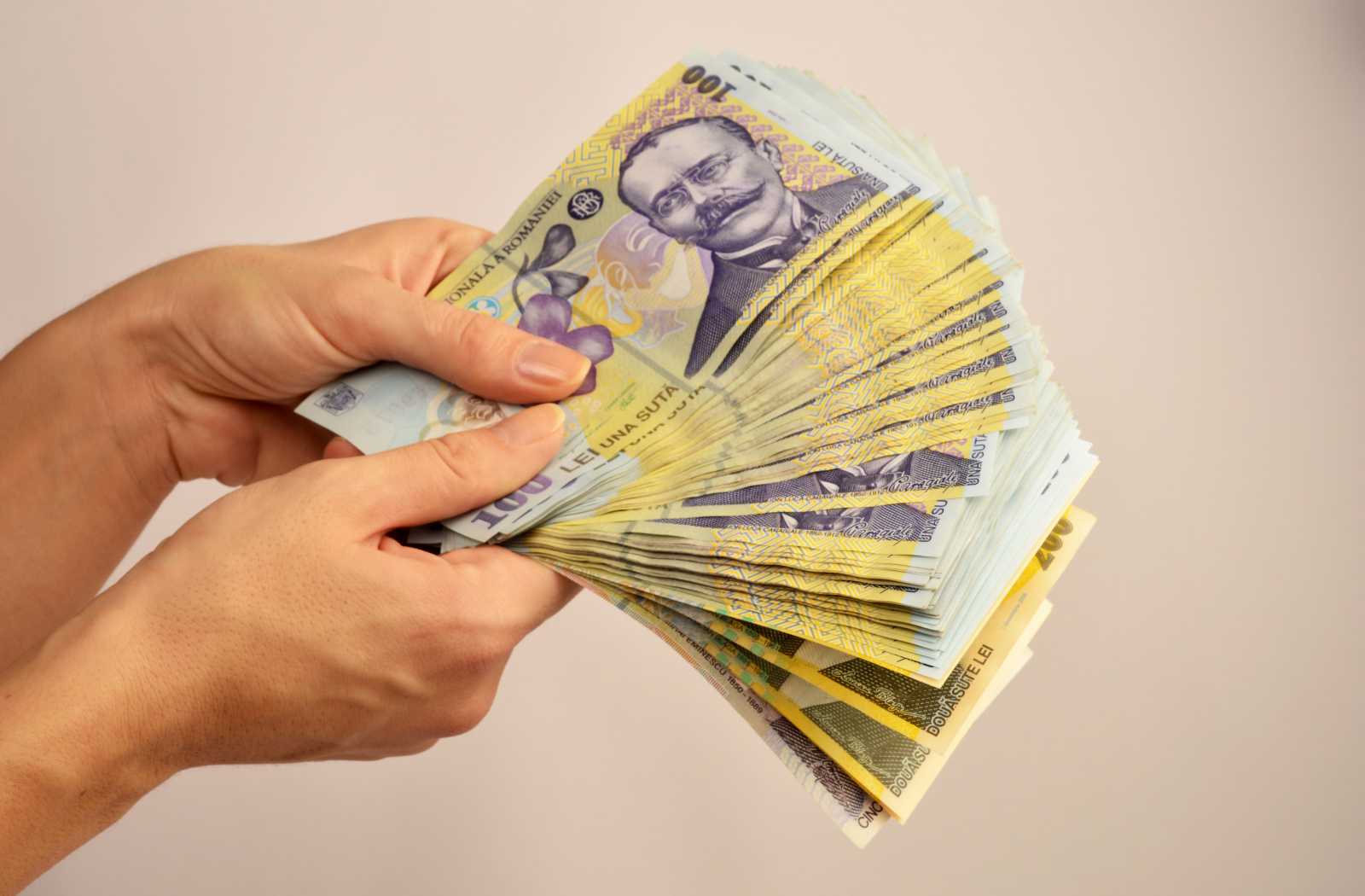 Meghatároznak egy minimális összeget a kifizetéshez: ez a szociális nyugdíj 12-szerese. Aki ez alatt van, az egyszeri összegként vagy legfeljebb 5 év alatt részletekben kaphatja meg pénzét. | Fotó: Agerpres
