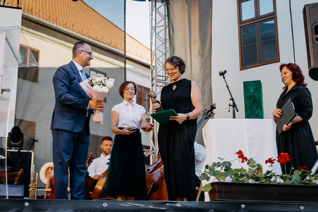 Daczó Katalin az augusztus  20-i ünnepség keretében vette át az elismerést | Fotó: Csíkszereda Városháza/Facebook