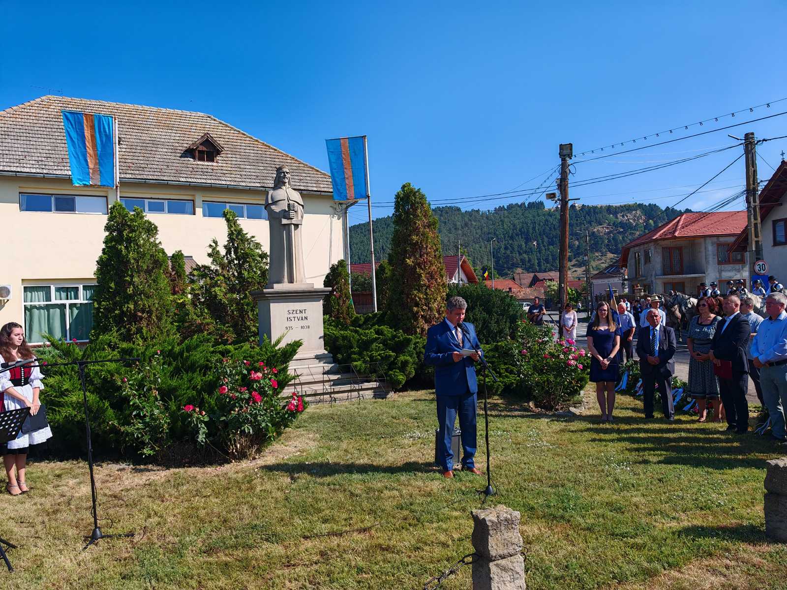 Az ünnepség a falu központjában, a Szent István-szobornál kezdődött | Fotó: Nagy Imre
